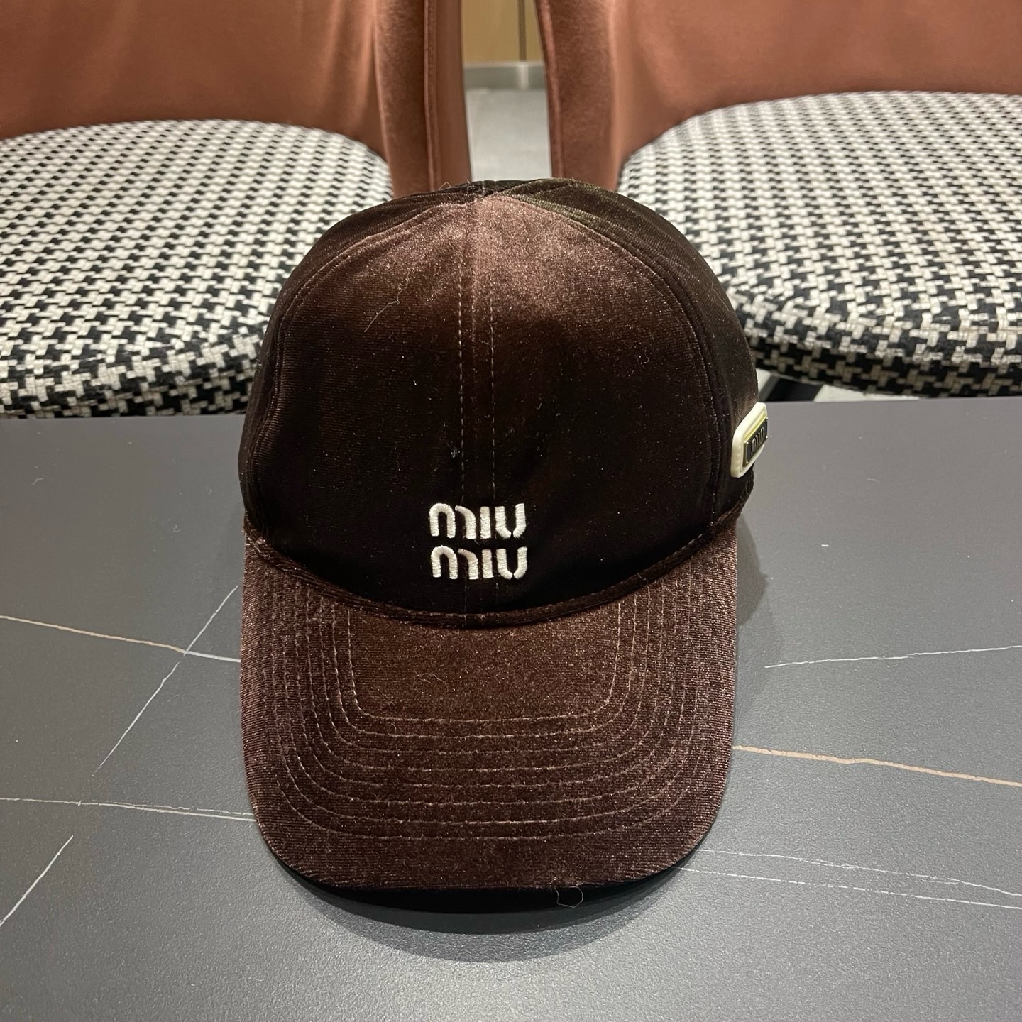 谬谬mium 原单新款纯色毛绒棒球帽，👍👍正品开模订制，原版做工细致质量超赞！偶尔换换感觉真的太棒了