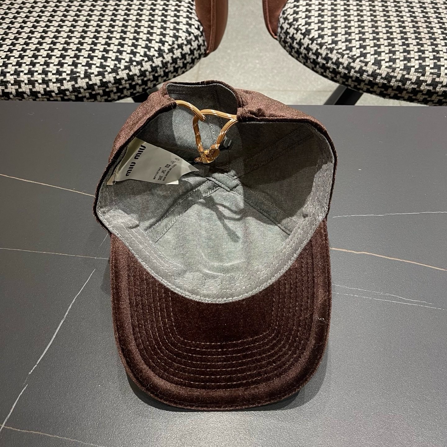谬谬mium 原单新款纯色毛绒棒球帽，👍👍正品开模订制，原版做工细致质量超赞！偶尔换换感觉真的太棒了