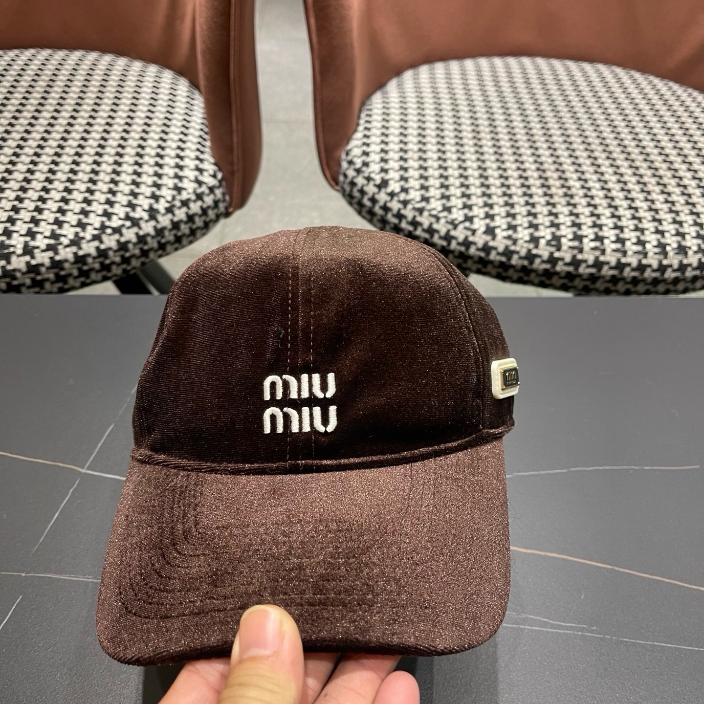 谬谬mium 原单新款纯色毛绒棒球帽，👍👍正品开模订制，原版做工细致质量超赞！偶尔换换感觉真的太棒了