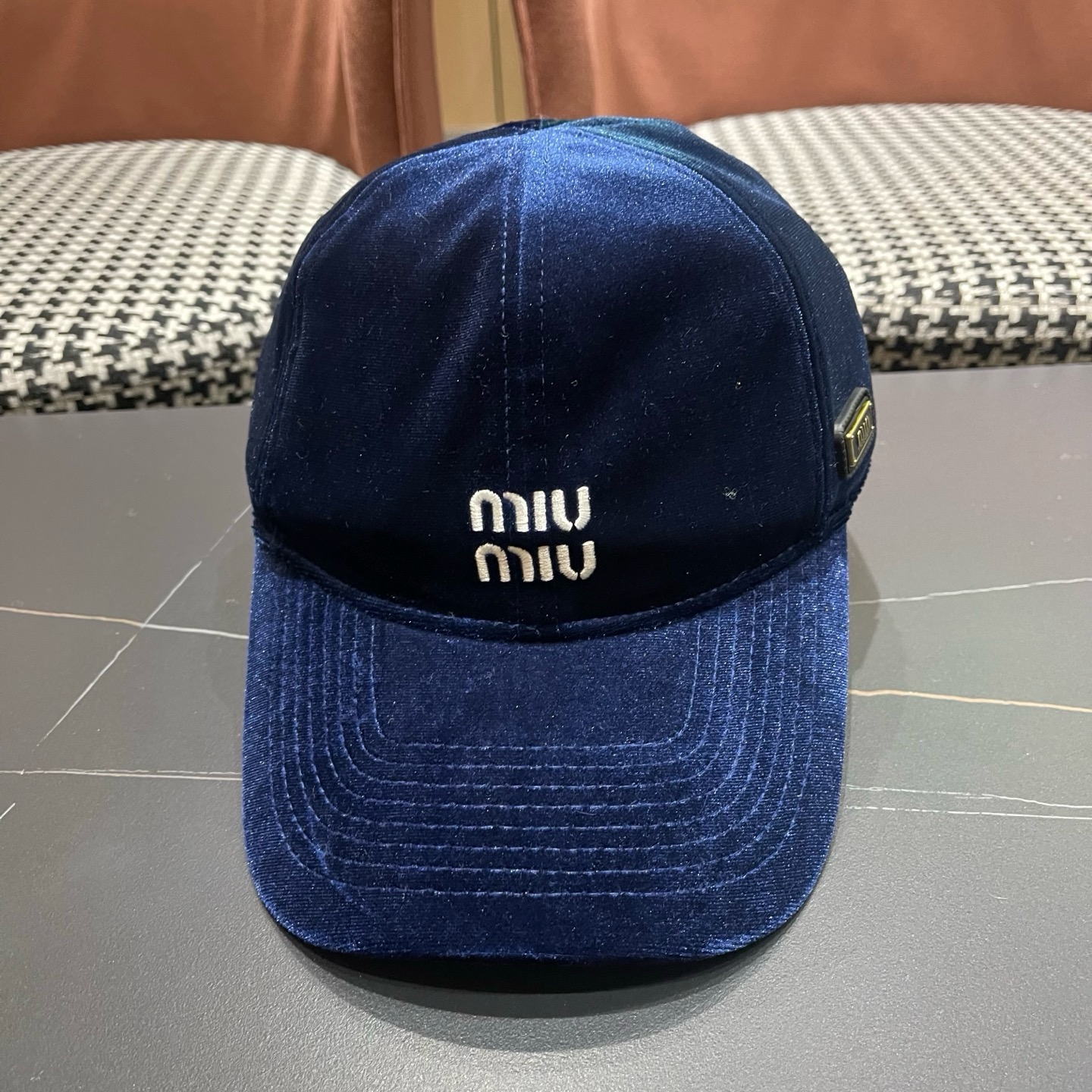 谬谬mium 原单新款纯色毛绒棒球帽，👍👍正品开模订制，原版做工细致质量超赞！偶尔换换感觉真的太棒了