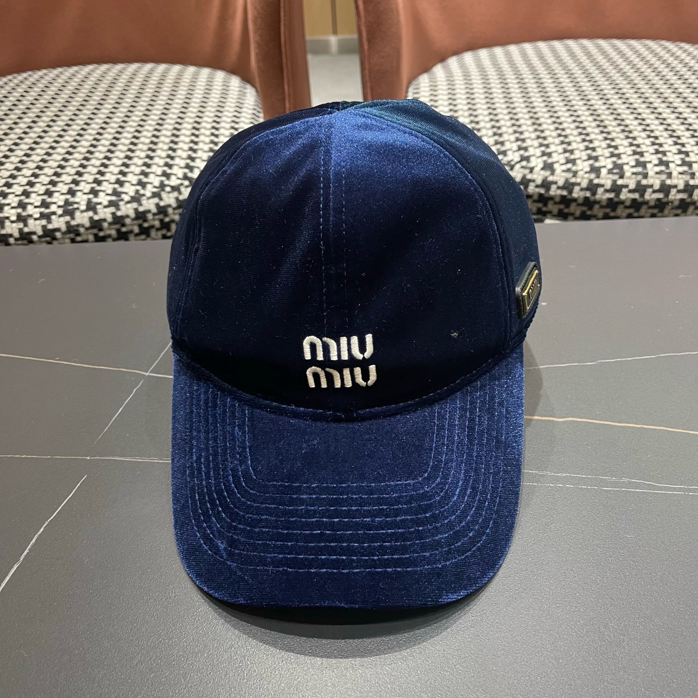 谬谬mium 原单新款纯色毛绒棒球帽，👍👍正品开模订制，原版做工细致质量超赞！偶尔换换感觉真的太棒了