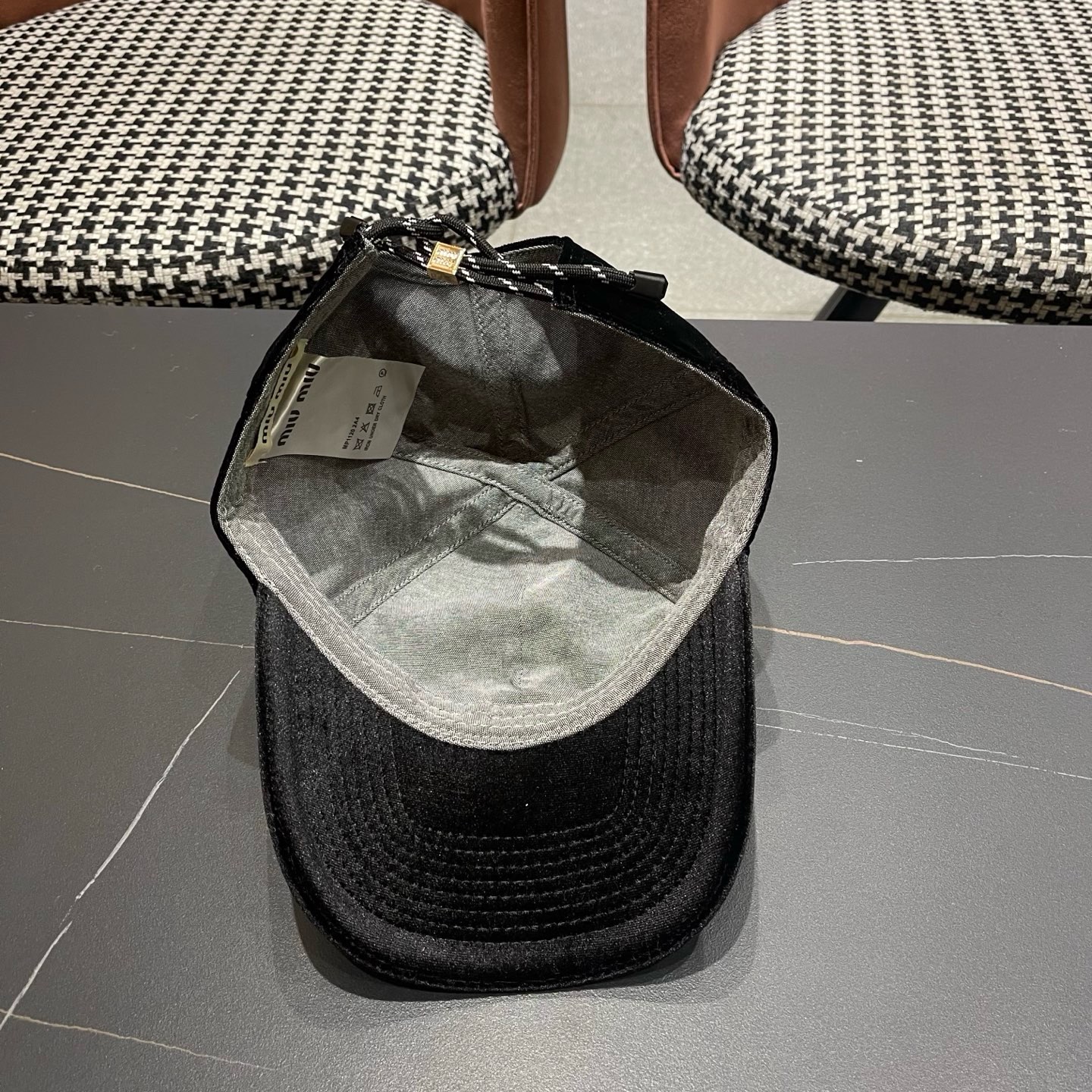 谬谬mium 原单新款纯色毛绒棒球帽，👍👍正品开模订制，原版做工细致质量超赞！偶尔换换感觉真的太棒了
