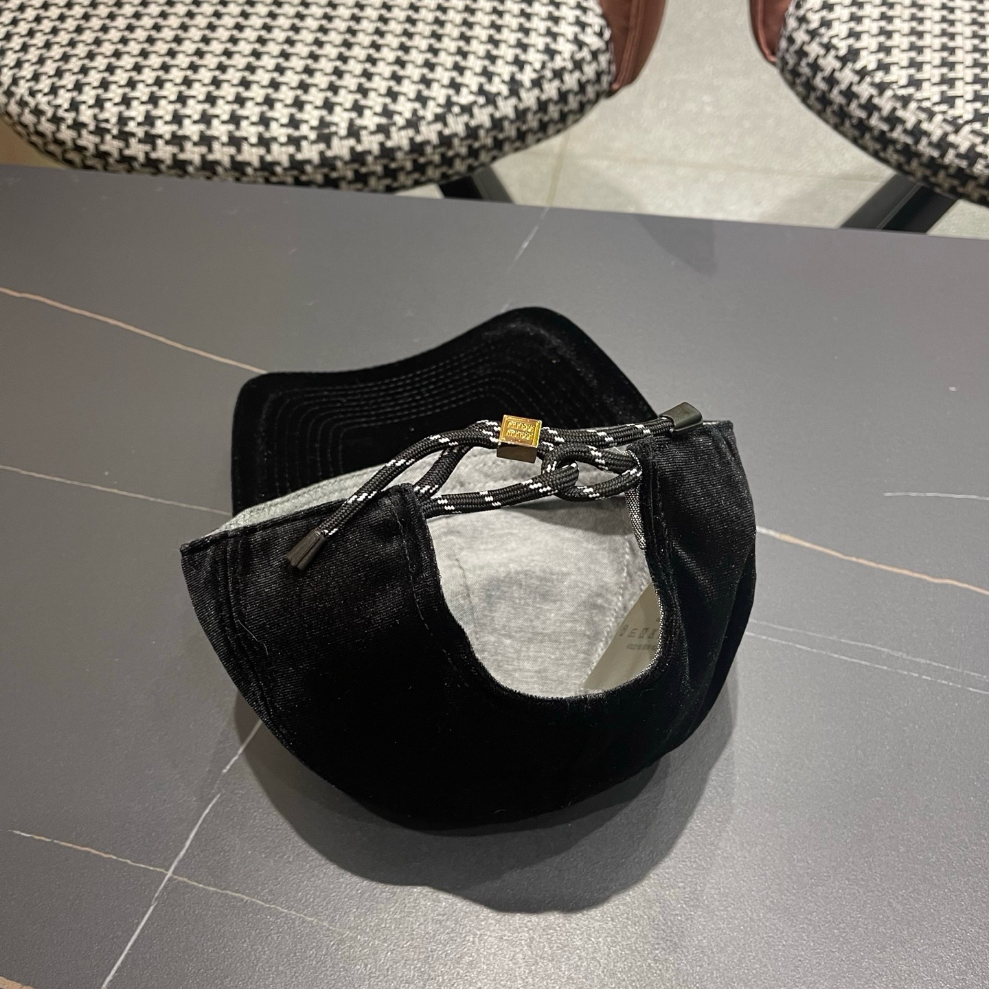 谬谬mium 原单新款纯色毛绒棒球帽，👍👍正品开模订制，原版做工细致质量超赞！偶尔换换感觉真的太棒了