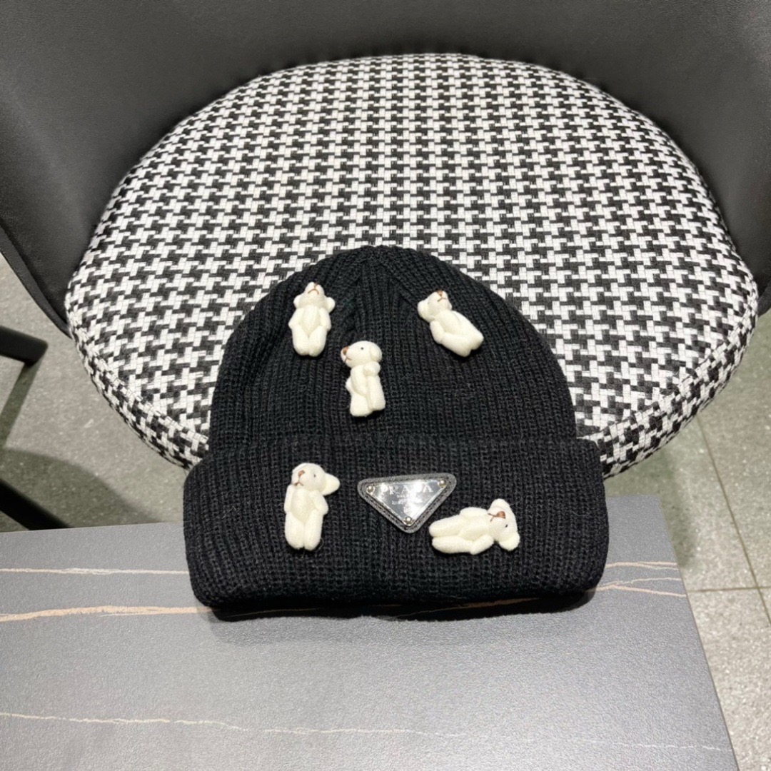 Prada普拉达 秋冬新款小熊双层针织毛线帽，俏皮设计，简直不要太好搭衣服！
