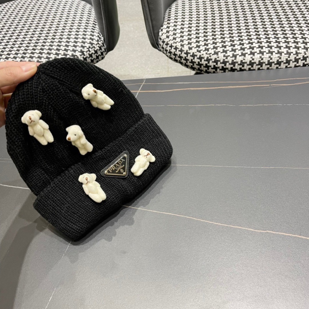 Prada普拉达 秋冬新款小熊双层针织毛线帽，俏皮设计，简直不要太好搭衣服！
