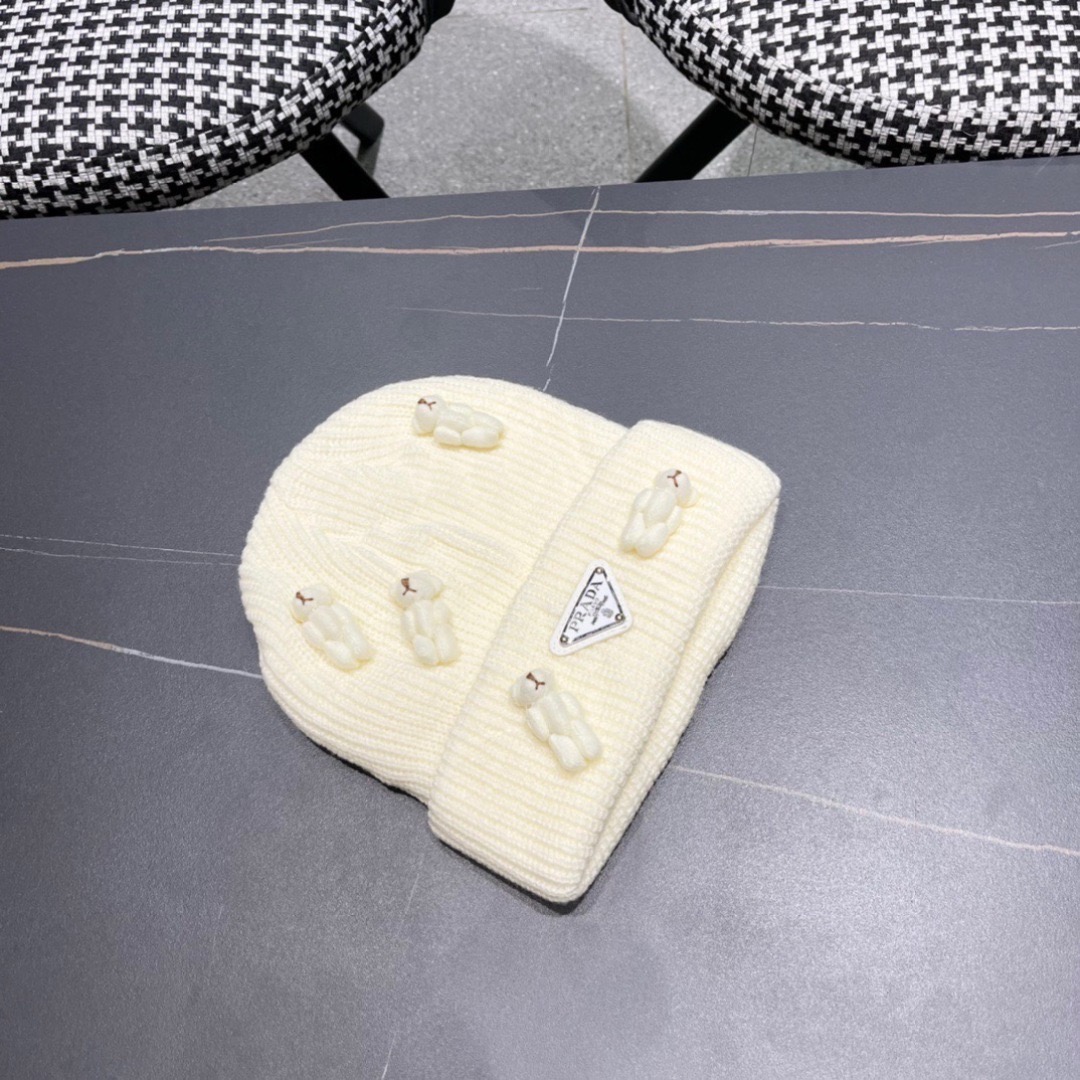 Prada普拉达 秋冬新款小熊双层针织毛线帽，俏皮设计，简直不要太好搭衣服！