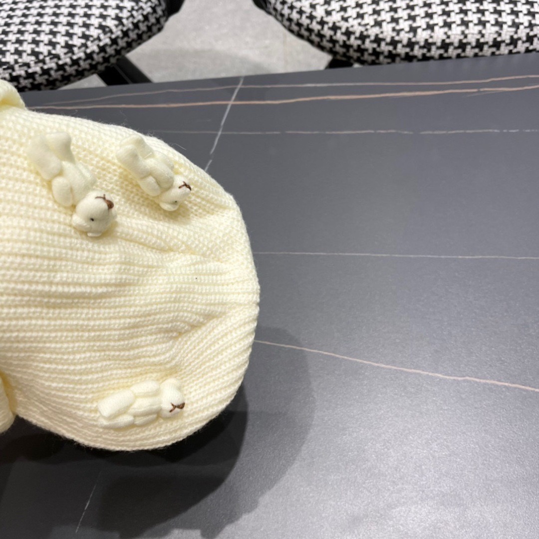 Prada普拉达 秋冬新款小熊双层针织毛线帽，俏皮设计，简直不要太好搭衣服！