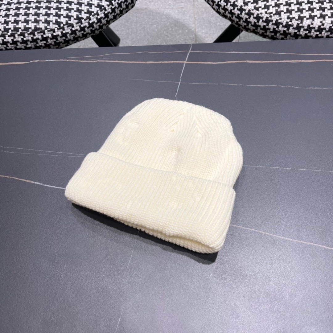 Prada普拉达 秋冬新款小熊双层针织毛线帽，俏皮设计，简直不要太好搭衣服！