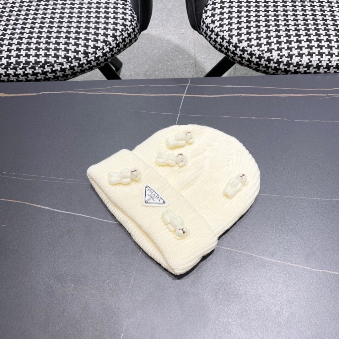 Prada普拉达 秋冬新款小熊双层针织毛线帽，俏皮设计，简直不要太好搭衣服！