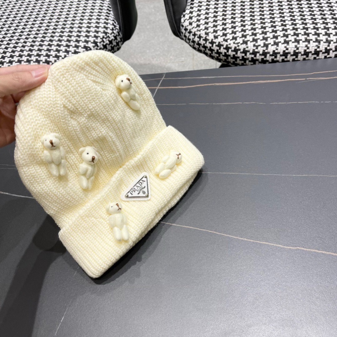 Prada普拉达 秋冬新款小熊双层针织毛线帽，俏皮设计，简直不要太好搭衣服！