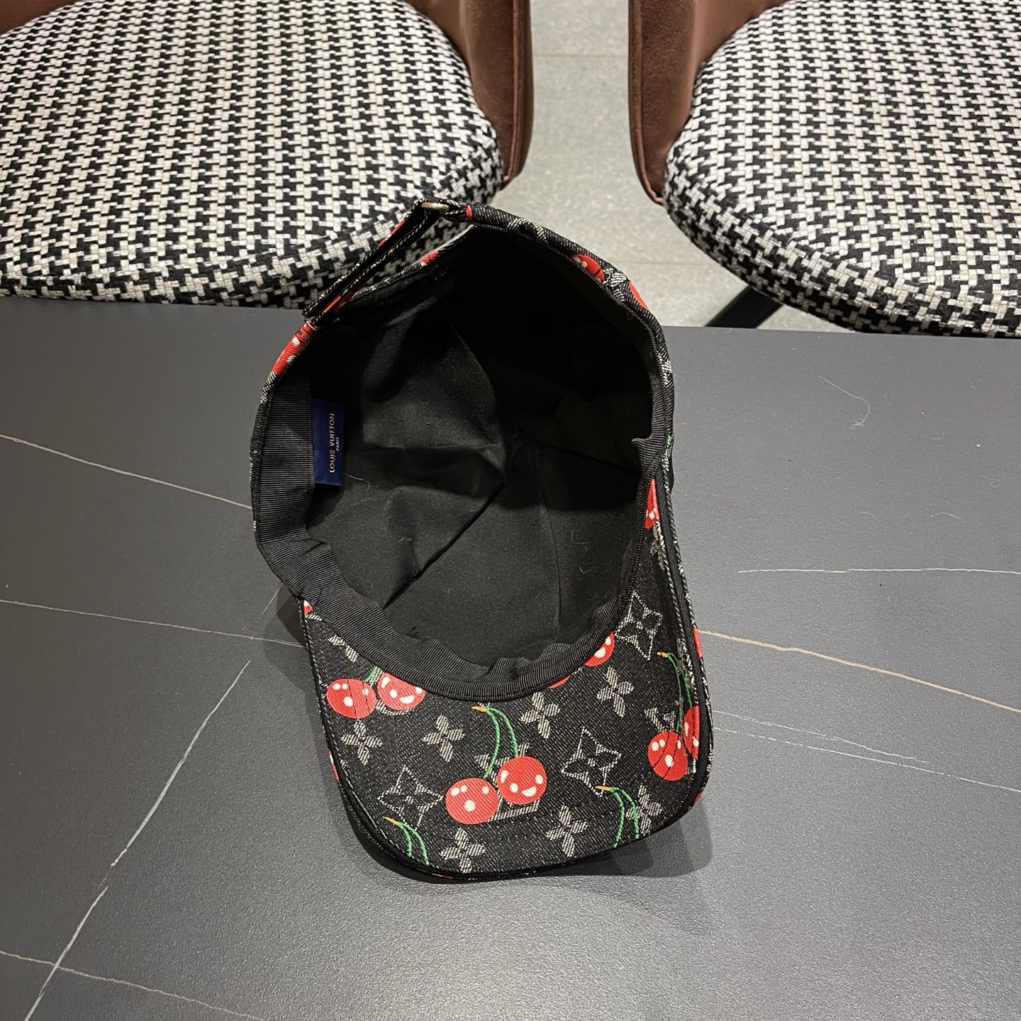 LV路易威登新款原单棒球帽，经典棋盘格，1:1开模订制，原版专柜布料帅气质量超赞，基础头围56，贴片可调