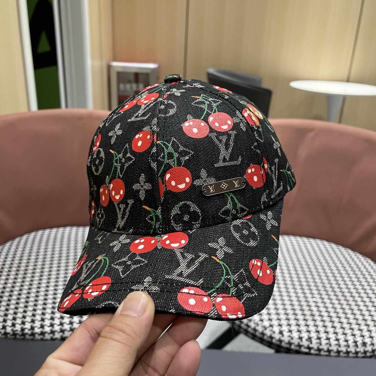 LV路易威登新款原单棒球帽，经典棋盘格，1:1开模订制，原版专柜布料帅气质量超赞，基础头围56，贴片可调