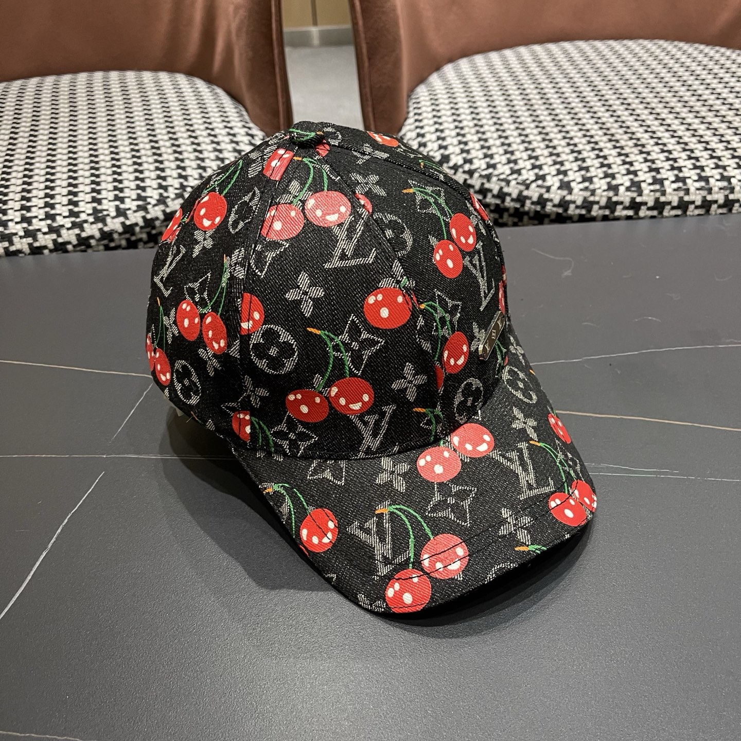 LV路易威登新款原单棒球帽，经典棋盘格，1:1开模订制，原版专柜布料帅气质量超赞，基础头围56，贴片可调