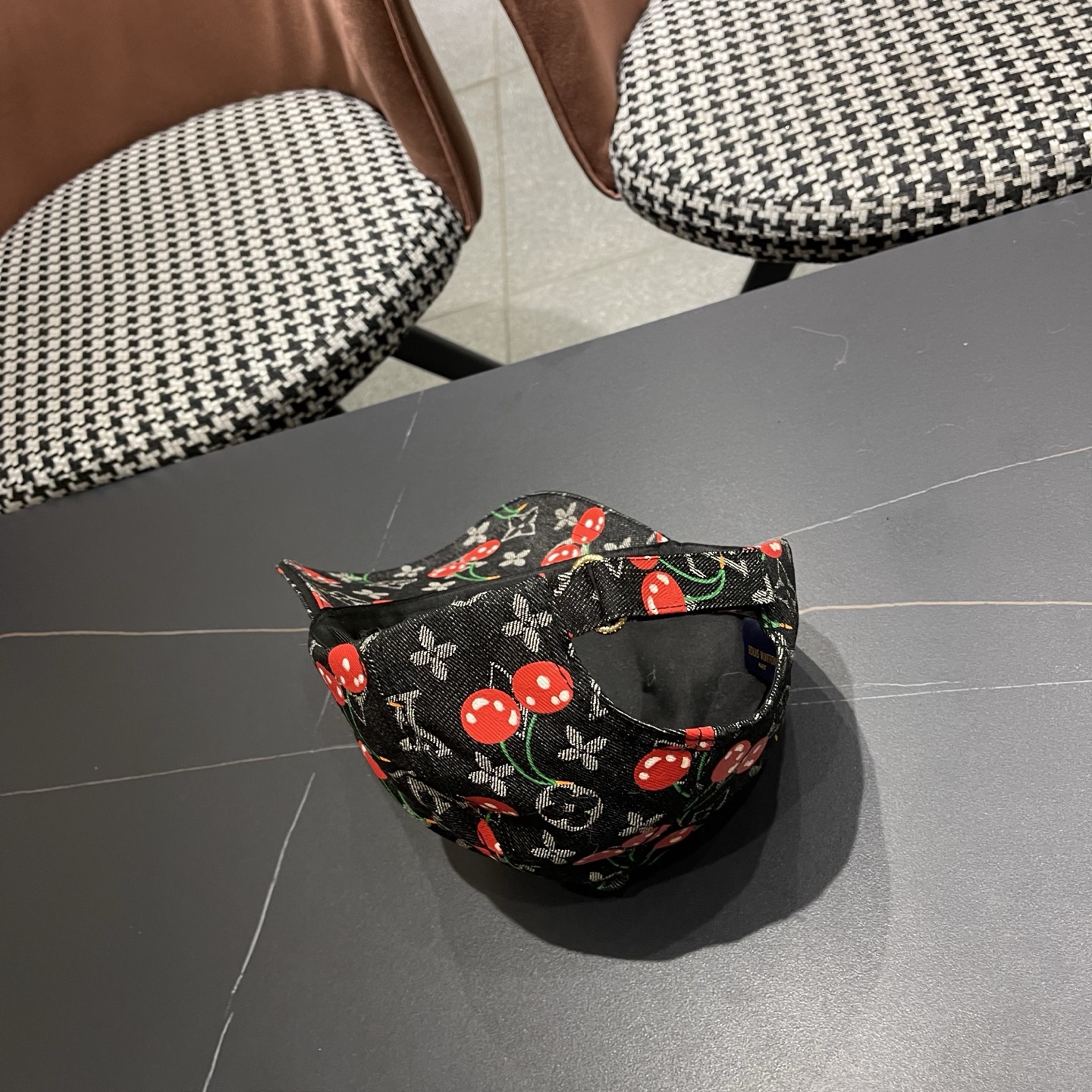 LV路易威登新款原单棒球帽，经典棋盘格，1:1开模订制，原版专柜布料帅气质量超赞，基础头围56，贴片可调