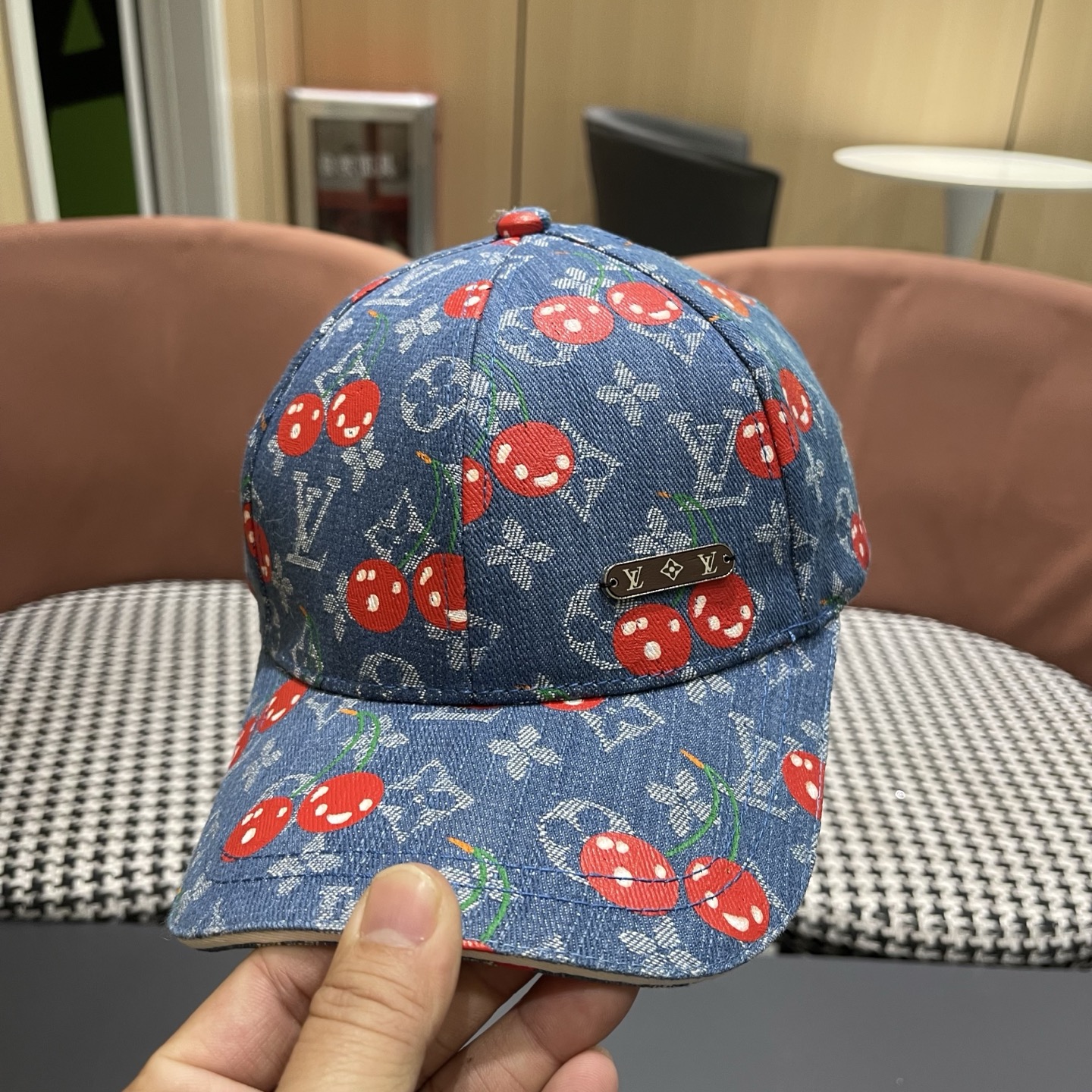 LV路易威登新款原单棒球帽，经典棋盘格，1:1开模订制，原版专柜布料帅气质量超赞，基础头围56，贴片可调