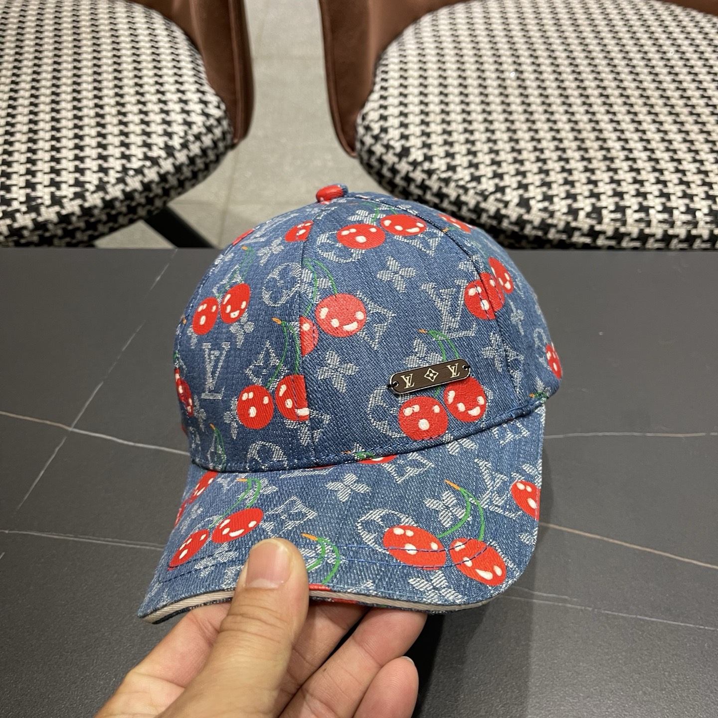 LV路易威登新款原单棒球帽，经典棋盘格，1:1开模订制，原版专柜布料帅气质量超赞，基础头围56，贴片可调