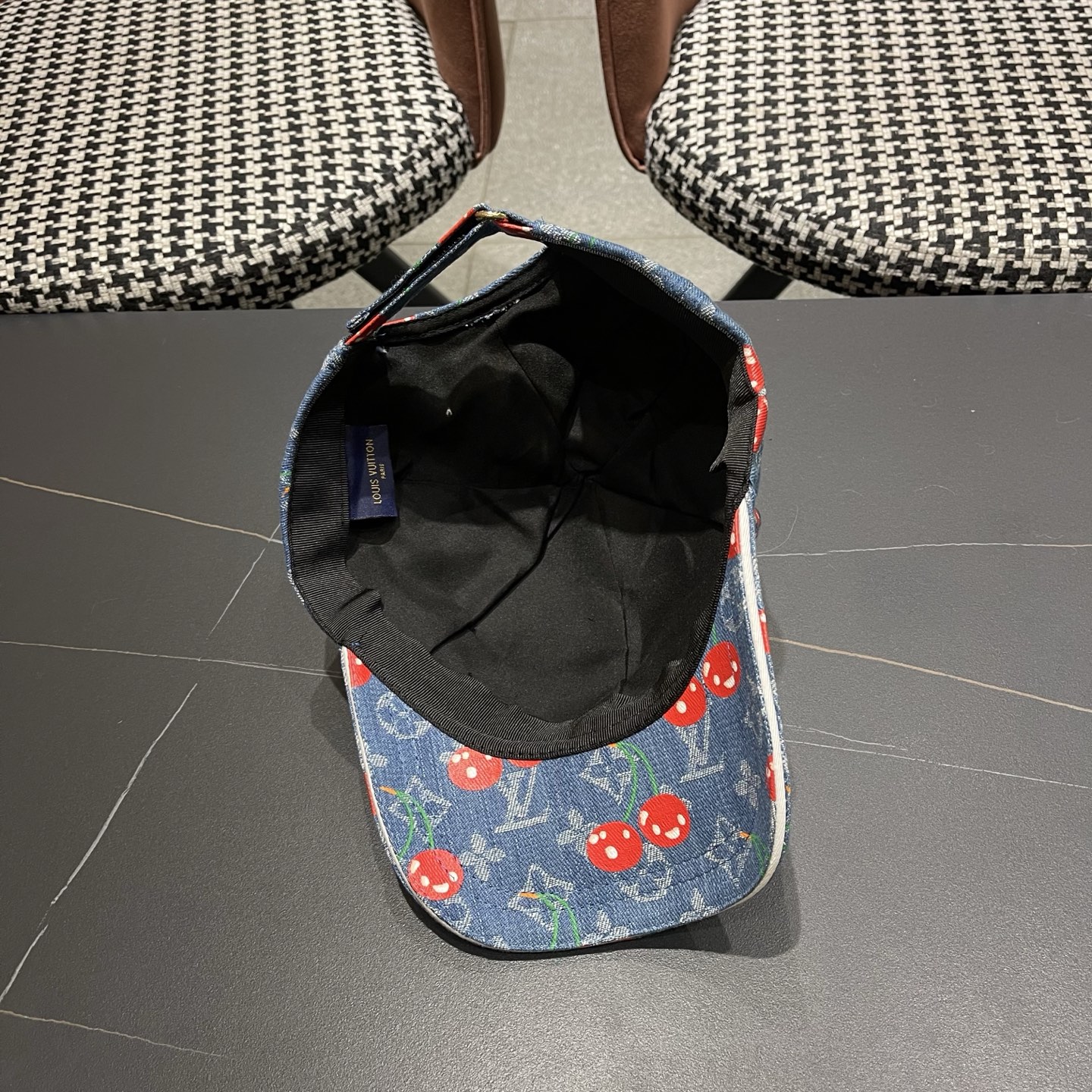 LV路易威登新款原单棒球帽，经典棋盘格，1:1开模订制，原版专柜布料帅气质量超赞，基础头围56，贴片可调