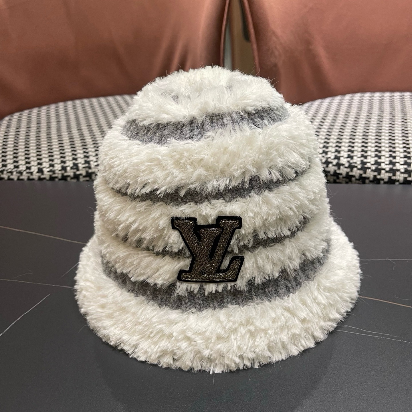 NO:689784,lv Louis Vuitton plush bucket hat for women 2025 new autumn and winter large head circumference hat showing face small knitted outdoor bucket hat hat fisherman hat baseball cap knitted hat, hat, louis vuitton, louis vuitton, espadrilles, hats19860909lv路易威登毛绒渔夫帽女2025新款秋冬大头围帽子显脸小针织户外水桶盆帽帽子渔夫帽棒球帽针织帽,帽子,louis vuitton,louis vuitton,espadrilles,hats,hat