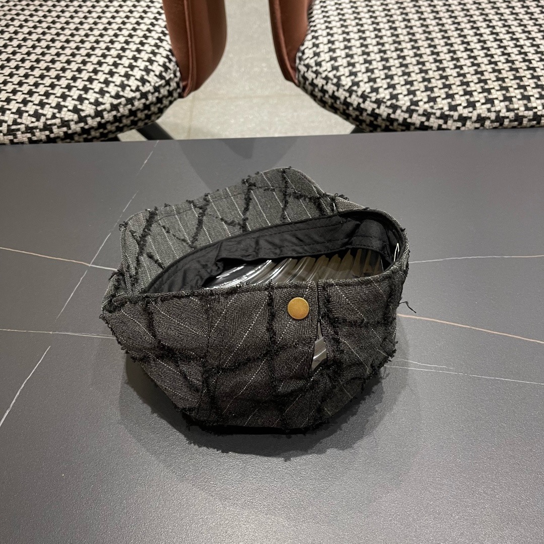 迪奥Dior日系设计感前进帽女生时尚毛边画家帽显脸小复古报童帽春夏鸭舌帽