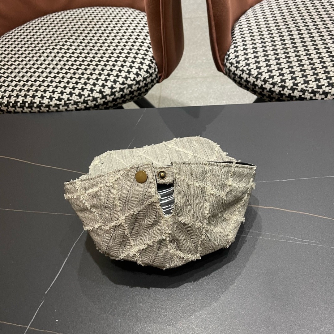 迪奥Dior日系设计感前进帽女生时尚毛边画家帽显脸小复古报童帽春夏鸭舌帽