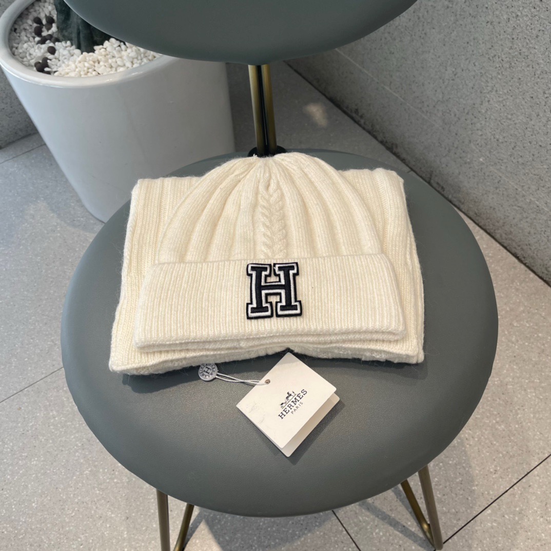 NO:701707,[Hermes-HERMES] New Hermes original single hat and scarf set, this rabbit fleece is warm and fashionable, with rhinestone H logo, it is more fashionable and high-end. Suit, suit, hermes, hermes, hats19860909【爱马仕-HERMES】新款Hermes爱马仕原单帽子围巾套装,此款兔绒保暖又时尚,配水钻H logo更显时尚高端大气套装,套装,hermes,hermes,hats,accessory