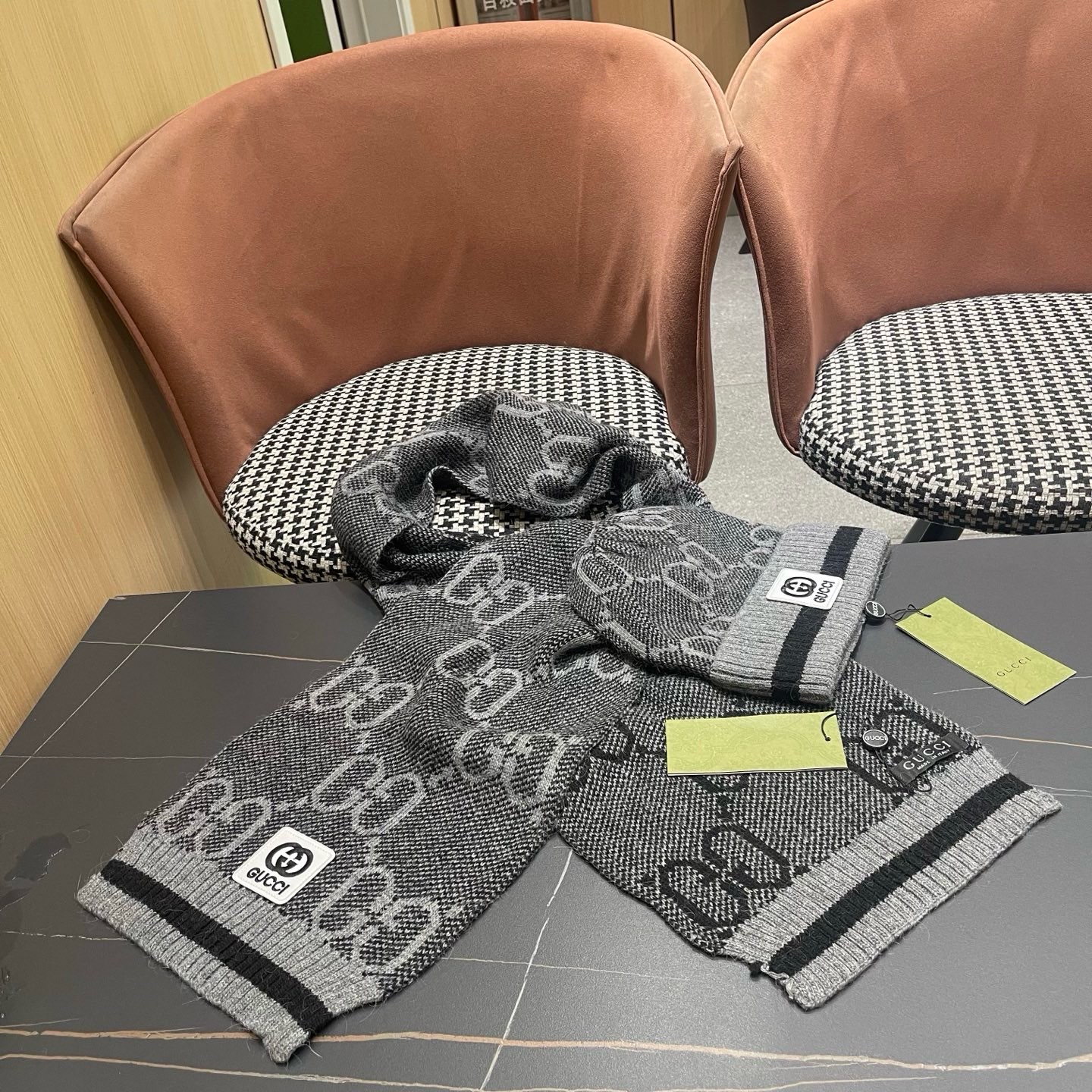 P215 GUCCI古奇套装&hearts;️兔绒+羊绒围巾帽子套装😍非常棒️👍保暖又时尚[怄火]简约大方[嘿哈][嘴唇]休闲有个性[耶]质感舒适柔软[爱心]毛球可卸下👌✌️百搭款💑男女通用💑😱情侣款哦😱[机智]