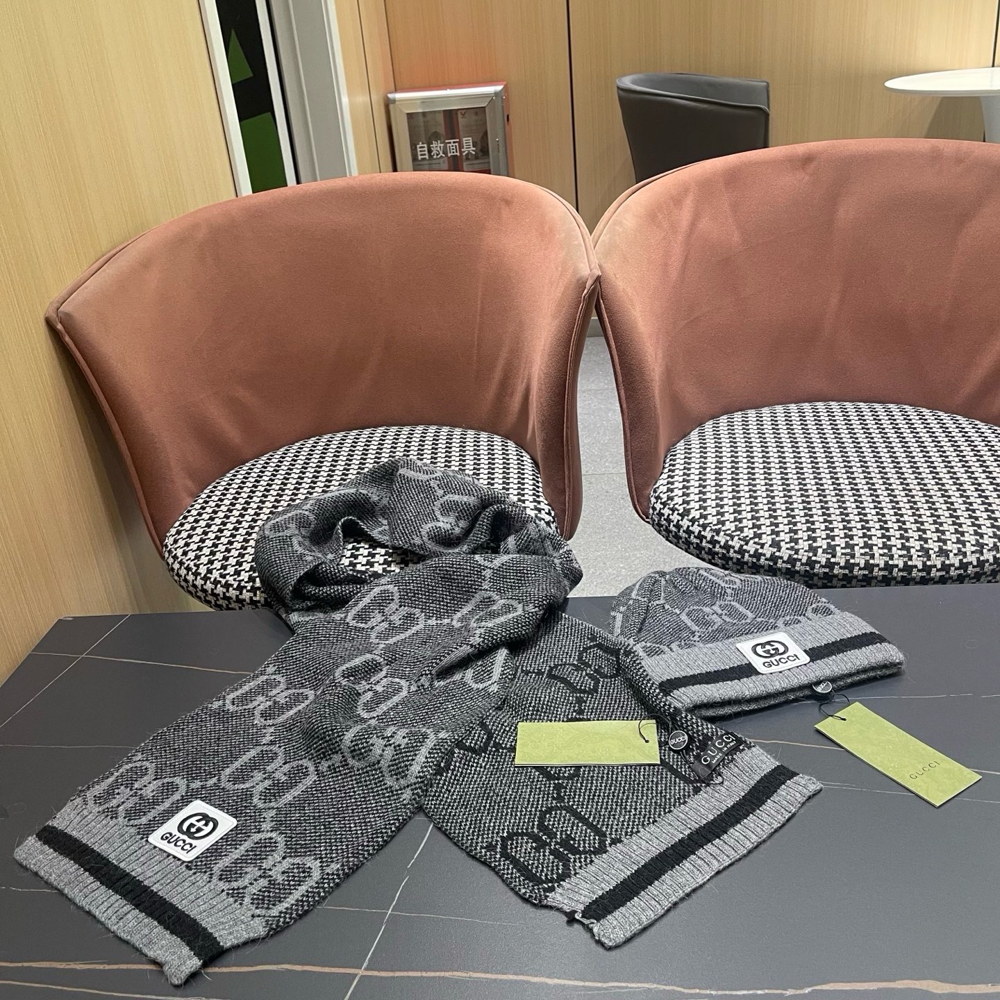 P215 GUCCI古奇套装&hearts;️兔绒+羊绒围巾帽子套装😍非常棒️👍保暖又时尚[怄火]简约大方[嘿哈][嘴唇]休闲有个性[耶]质感舒适柔软[爱心]毛球可卸下👌✌️百搭款💑男女通用💑😱情侣款哦😱[机智]