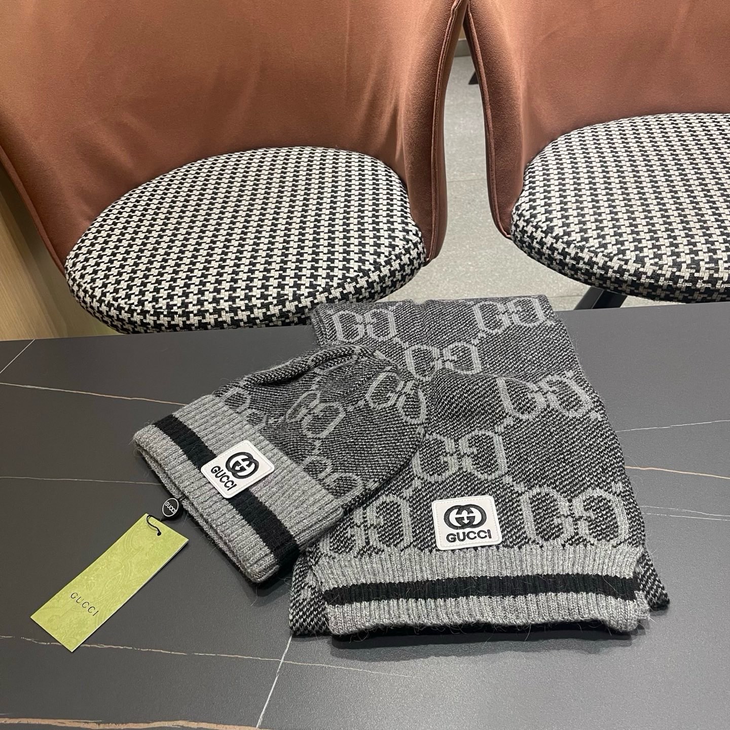 P215 GUCCI古奇套装&hearts;️兔绒+羊绒围巾帽子套装😍非常棒️👍保暖又时尚[怄火]简约大方[嘿哈][嘴唇]休闲有个性[耶]质感舒适柔软[爱心]毛球可卸下👌✌️百搭款💑男女通用💑😱情侣款哦😱[机智]