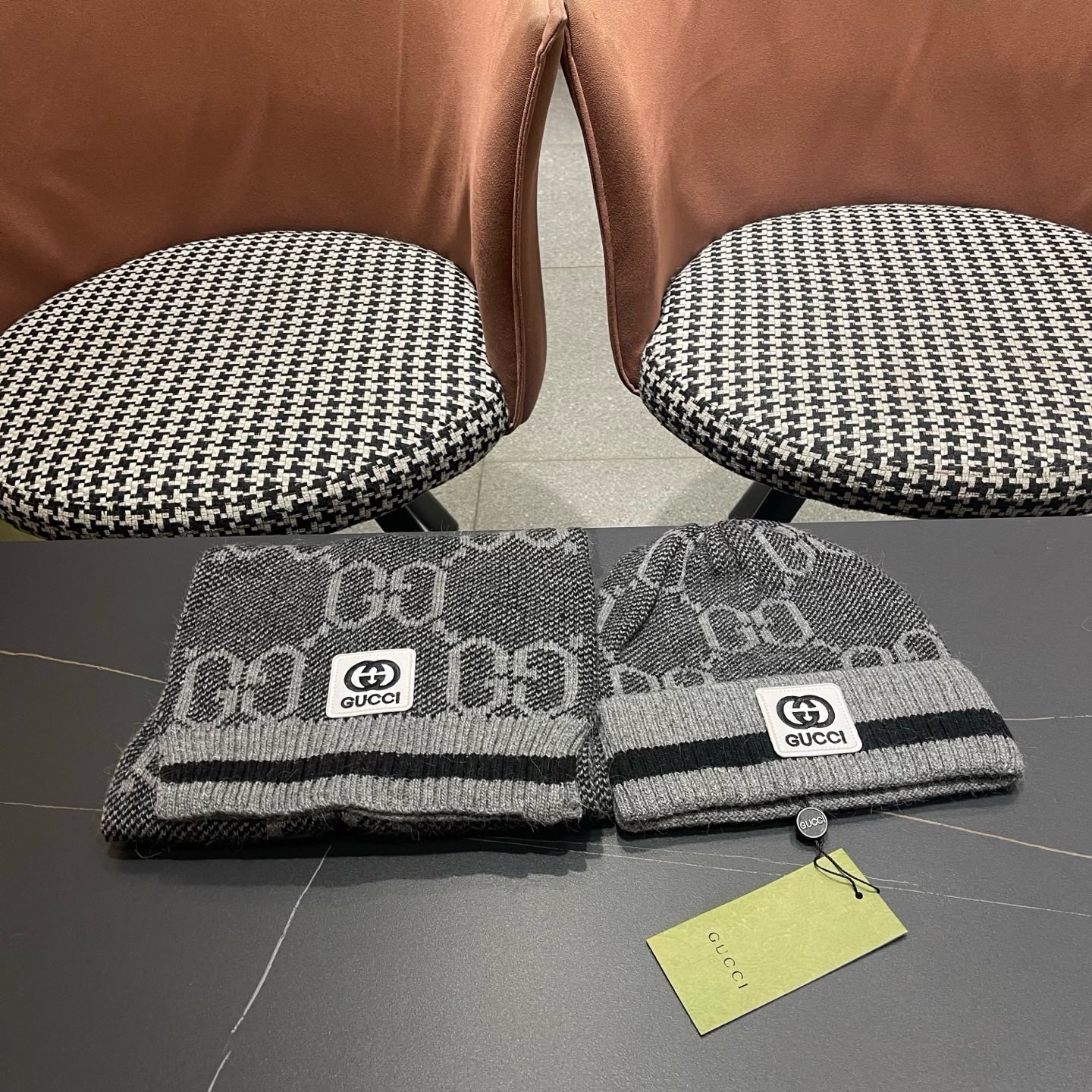 P215 GUCCI古奇套装&hearts;️兔绒+羊绒围巾帽子套装😍非常棒️👍保暖又时尚[怄火]简约大方[嘿哈][嘴唇]休闲有个性[耶]质感舒适柔软[爱心]毛球可卸下👌✌️百搭款💑男女通用💑😱情侣款哦😱[机智]