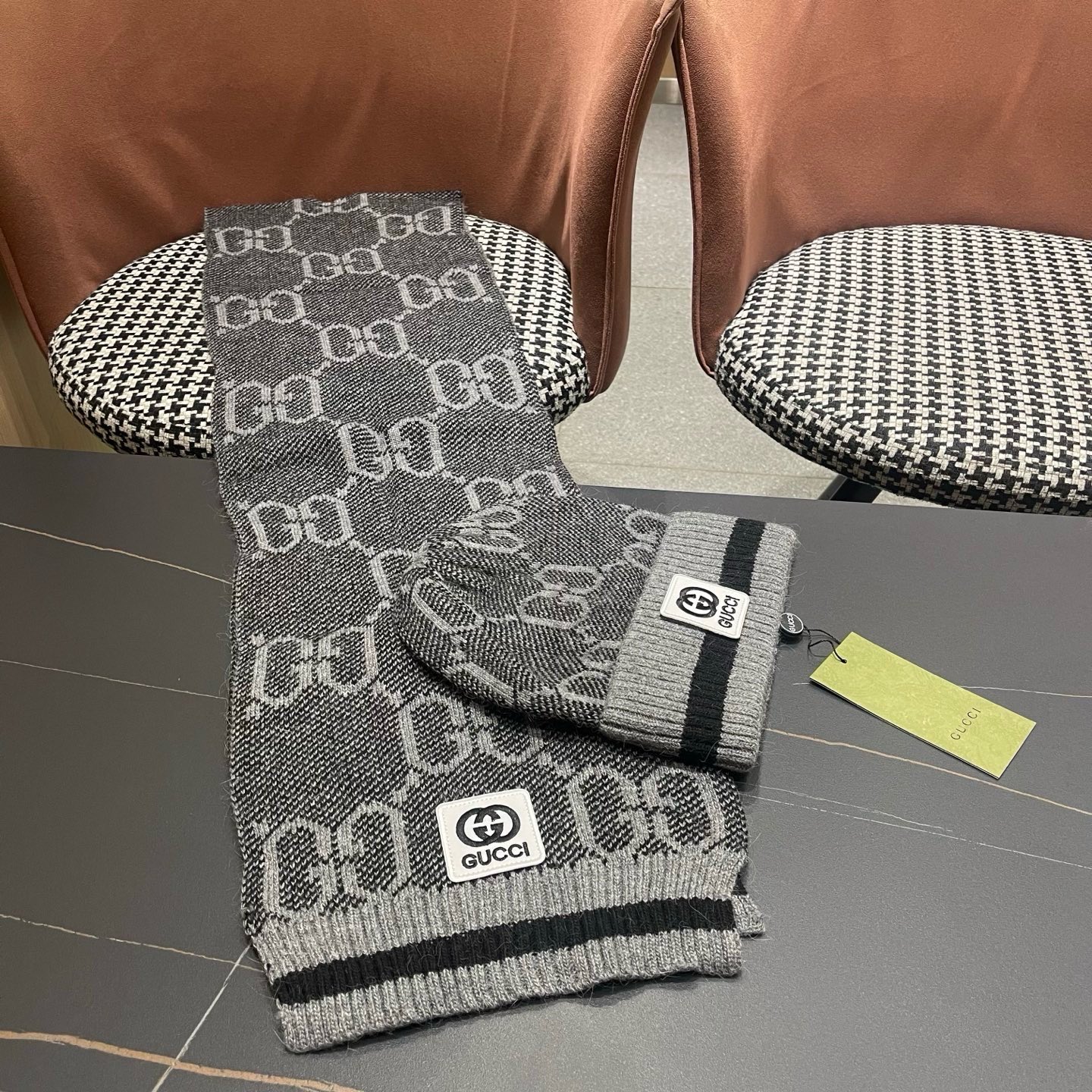 P215 GUCCI古奇套装&hearts;️兔绒+羊绒围巾帽子套装😍非常棒️👍保暖又时尚[怄火]简约大方[嘿哈][嘴唇]休闲有个性[耶]质感舒适柔软[爱心]毛球可卸下👌✌️百搭款💑男女通用💑😱情侣款哦😱[机智]