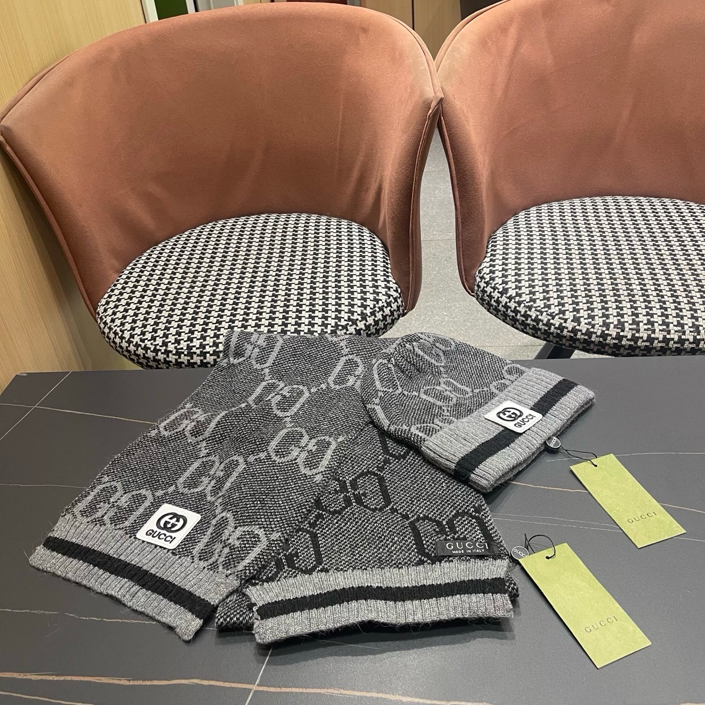 P215 GUCCI古奇套装&hearts;️兔绒+羊绒围巾帽子套装😍非常棒️👍保暖又时尚[怄火]简约大方[嘿哈][嘴唇]休闲有个性[耶]质感舒适柔软[爱心]毛球可卸下👌✌️百搭款💑男女通用💑😱情侣款哦😱[机智]