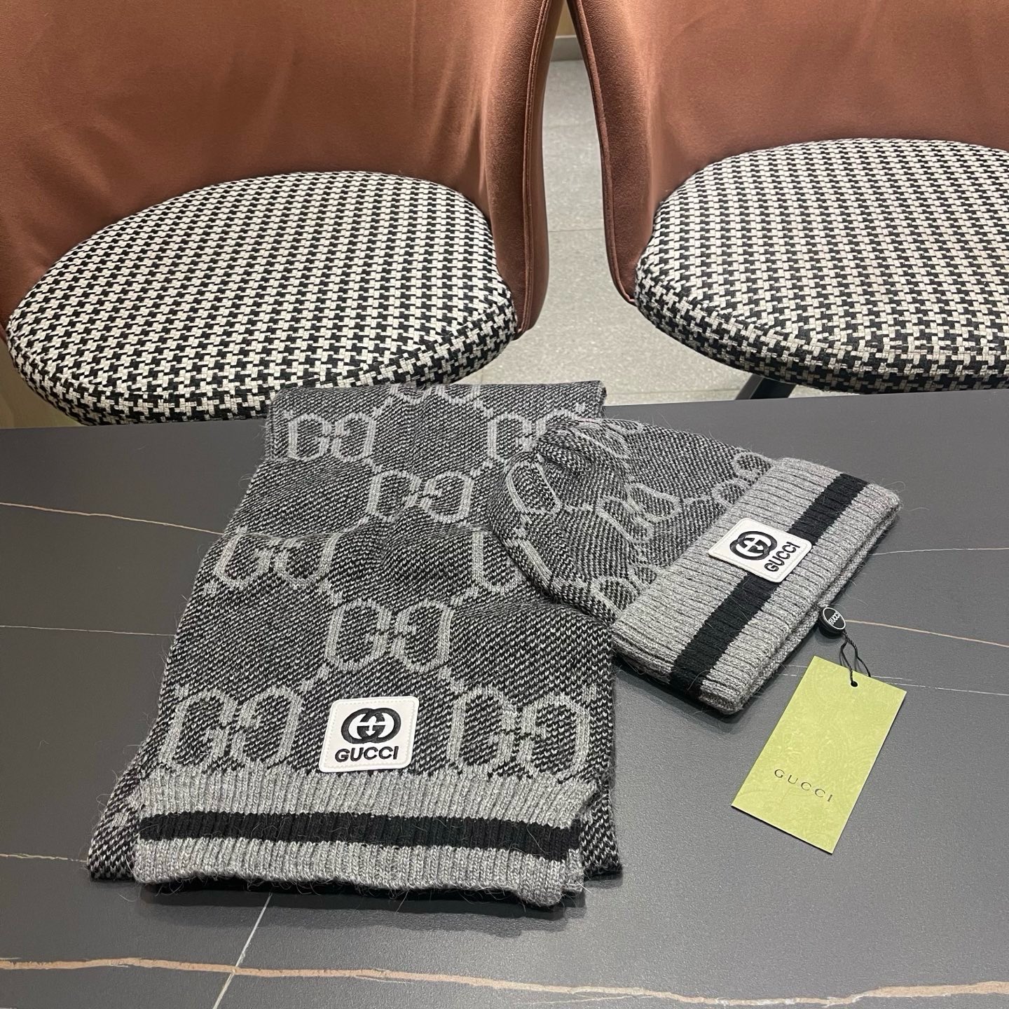 P215 GUCCI古奇套装&hearts;️兔绒+羊绒围巾帽子套装😍非常棒️👍保暖又时尚[怄火]简约大方[嘿哈][嘴唇]休闲有个性[耶]质感舒适柔软[爱心]毛球可卸下👌✌️百搭款💑男女通用💑😱情侣款哦😱[机智]