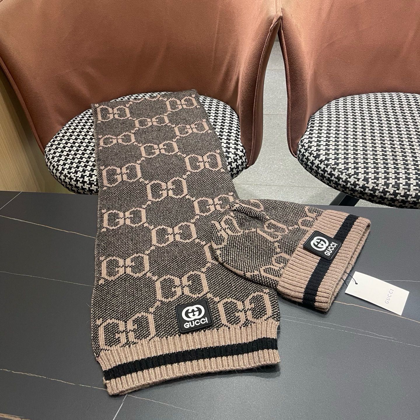 P215 GUCCI古奇套装&hearts;️兔绒+羊绒围巾帽子套装😍非常棒️👍保暖又时尚[怄火]简约大方[嘿哈][嘴唇]休闲有个性[耶]质感舒适柔软[爱心]毛球可卸下👌✌️百搭款💑男女通用💑😱情侣款哦😱[机智]