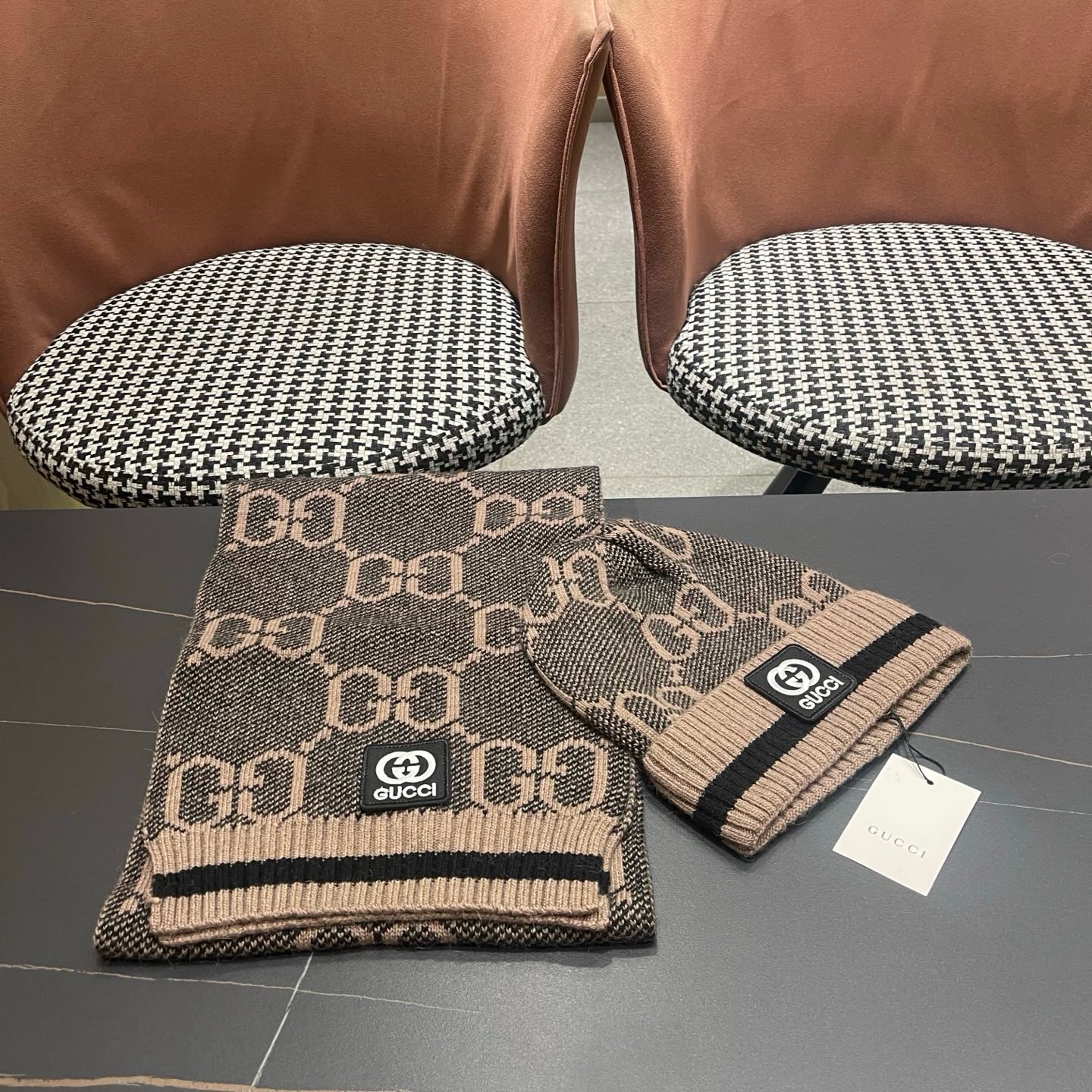 P215 GUCCI古奇套装&hearts;️兔绒+羊绒围巾帽子套装😍非常棒️👍保暖又时尚[怄火]简约大方[嘿哈][嘴唇]休闲有个性[耶]质感舒适柔软[爱心]毛球可卸下👌✌️百搭款💑男女通用💑😱情侣款哦😱[机智]