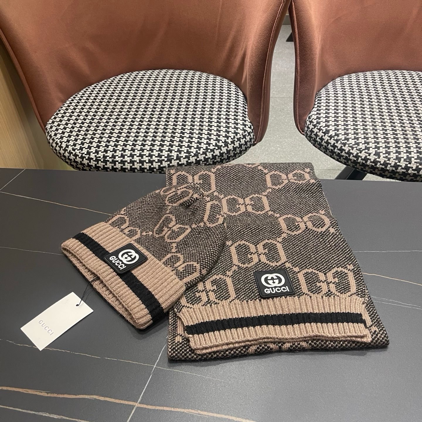 P215 GUCCI古奇套装&hearts;️兔绒+羊绒围巾帽子套装😍非常棒️👍保暖又时尚[怄火]简约大方[嘿哈][嘴唇]休闲有个性[耶]质感舒适柔软[爱心]毛球可卸下👌✌️百搭款💑男女通用💑😱情侣款哦😱[机智]