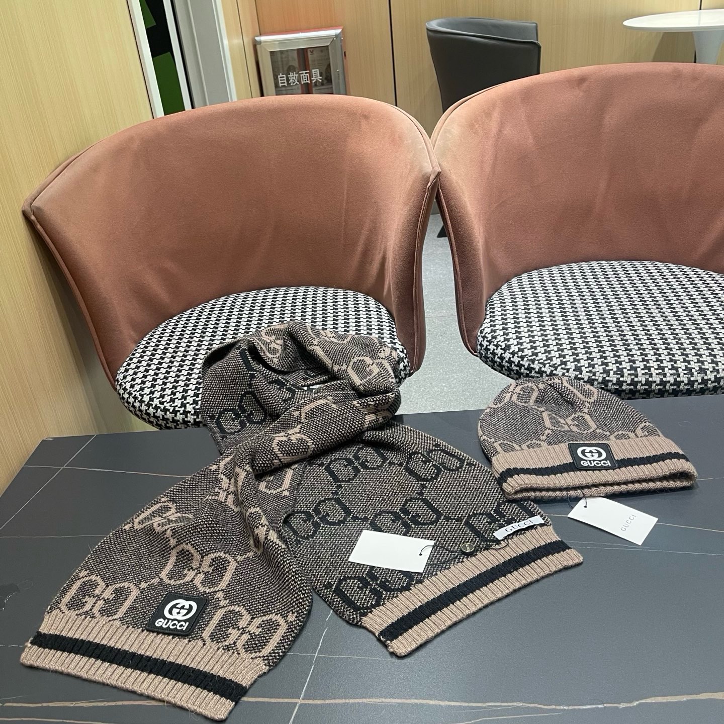 P215 GUCCI古奇套装&hearts;️兔绒+羊绒围巾帽子套装😍非常棒️👍保暖又时尚[怄火]简约大方[嘿哈][嘴唇]休闲有个性[耶]质感舒适柔软[爱心]毛球可卸下👌✌️百搭款💑男女通用💑😱情侣款哦😱[机智]