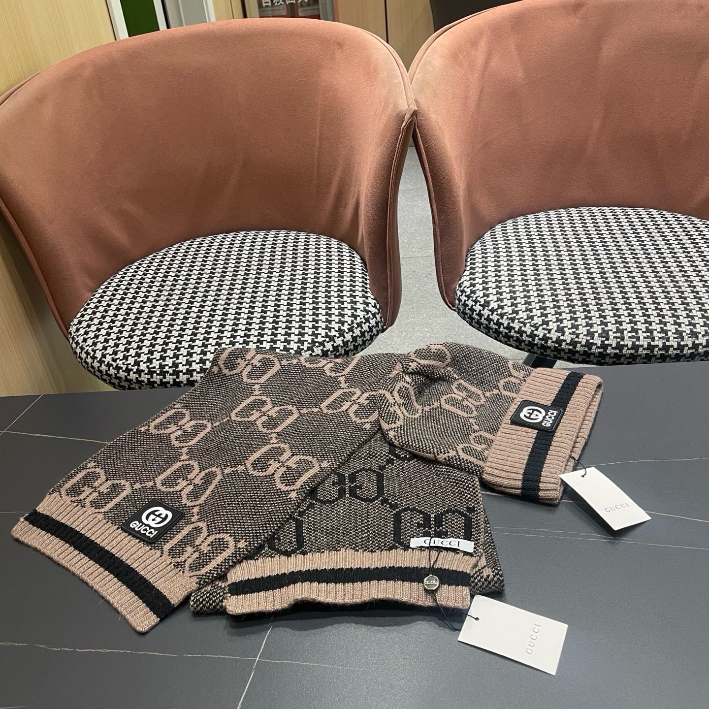 P215 GUCCI古奇套装&hearts;️兔绒+羊绒围巾帽子套装😍非常棒️👍保暖又时尚[怄火]简约大方[嘿哈][嘴唇]休闲有个性[耶]质感舒适柔软[爱心]毛球可卸下👌✌️百搭款💑男女通用💑😱情侣款哦😱[机智]