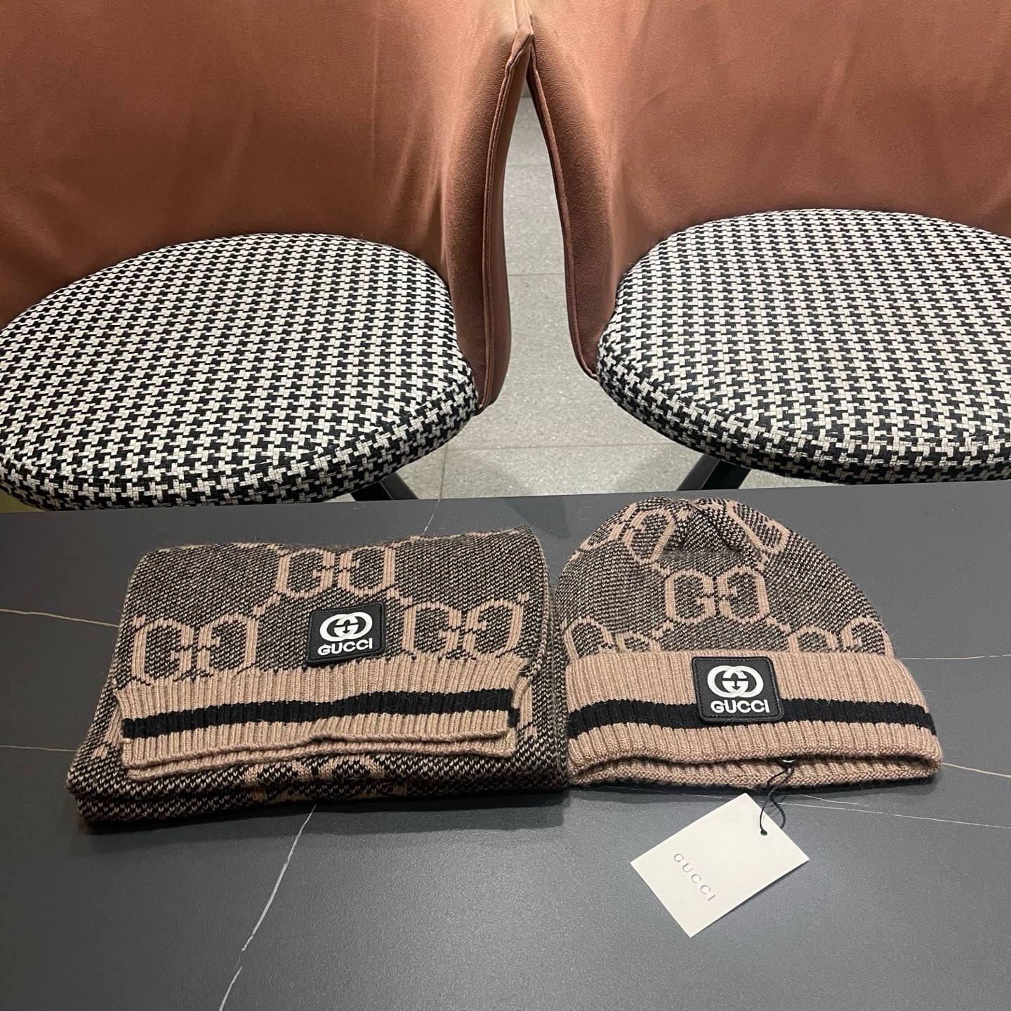 P215 GUCCI古奇套装&hearts;️兔绒+羊绒围巾帽子套装😍非常棒️👍保暖又时尚[怄火]简约大方[嘿哈][嘴唇]休闲有个性[耶]质感舒适柔软[爱心]毛球可卸下👌✌️百搭款💑男女通用💑😱情侣款哦😱[机智]