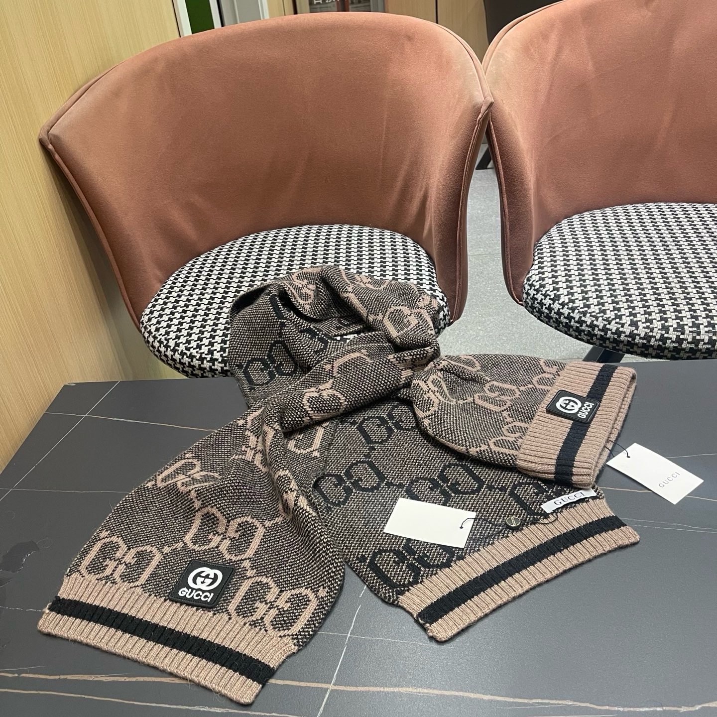 P215 GUCCI古奇套装&hearts;️兔绒+羊绒围巾帽子套装😍非常棒️👍保暖又时尚[怄火]简约大方[嘿哈][嘴唇]休闲有个性[耶]质感舒适柔软[爱心]毛球可卸下👌✌️百搭款💑男女通用💑😱情侣款哦😱[机智]