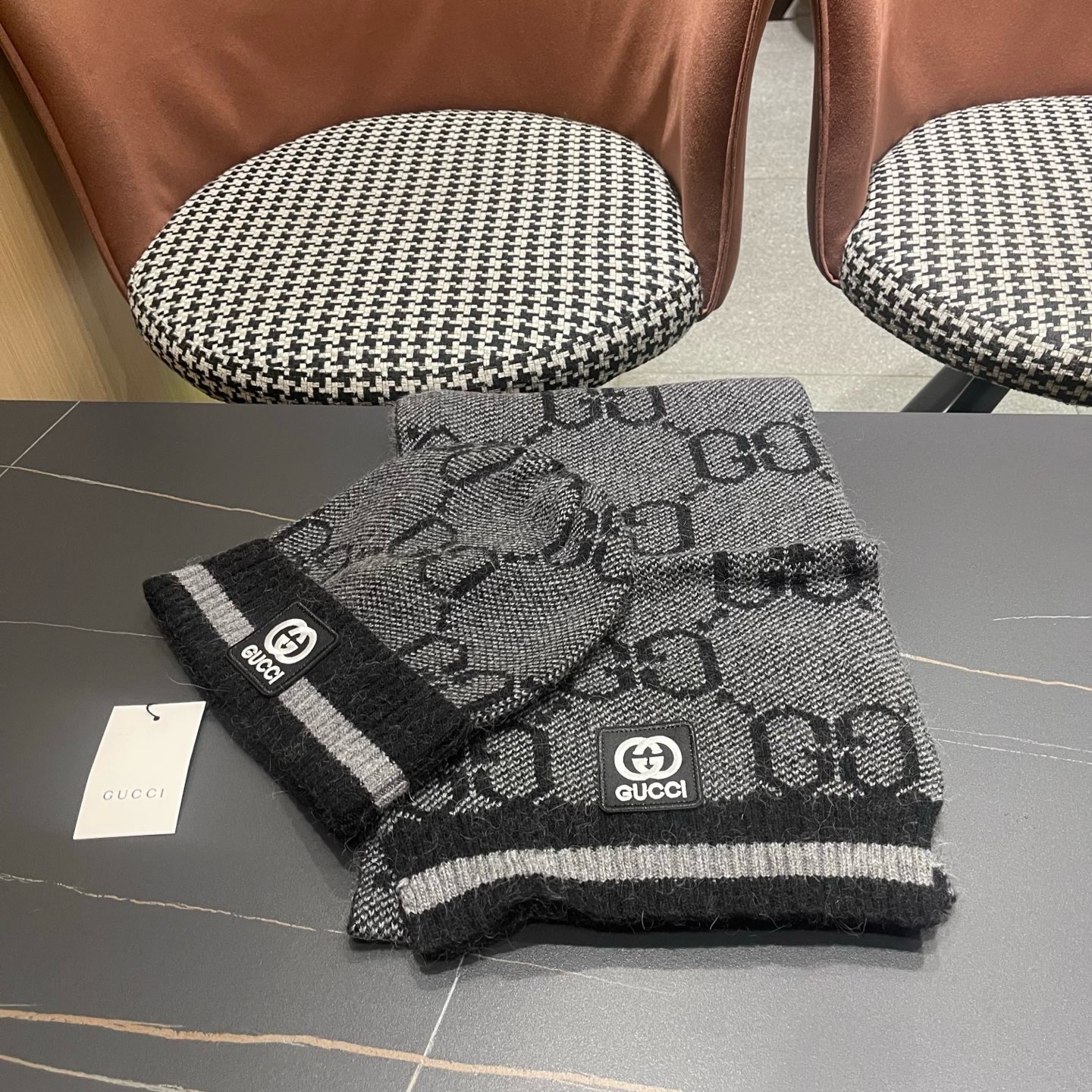 P215 GUCCI古奇套装&hearts;️兔绒+羊绒围巾帽子套装😍非常棒️👍保暖又时尚[怄火]简约大方[嘿哈][嘴唇]休闲有个性[耶]质感舒适柔软[爱心]毛球可卸下👌✌️百搭款💑男女通用💑😱情侣款哦😱[机智]