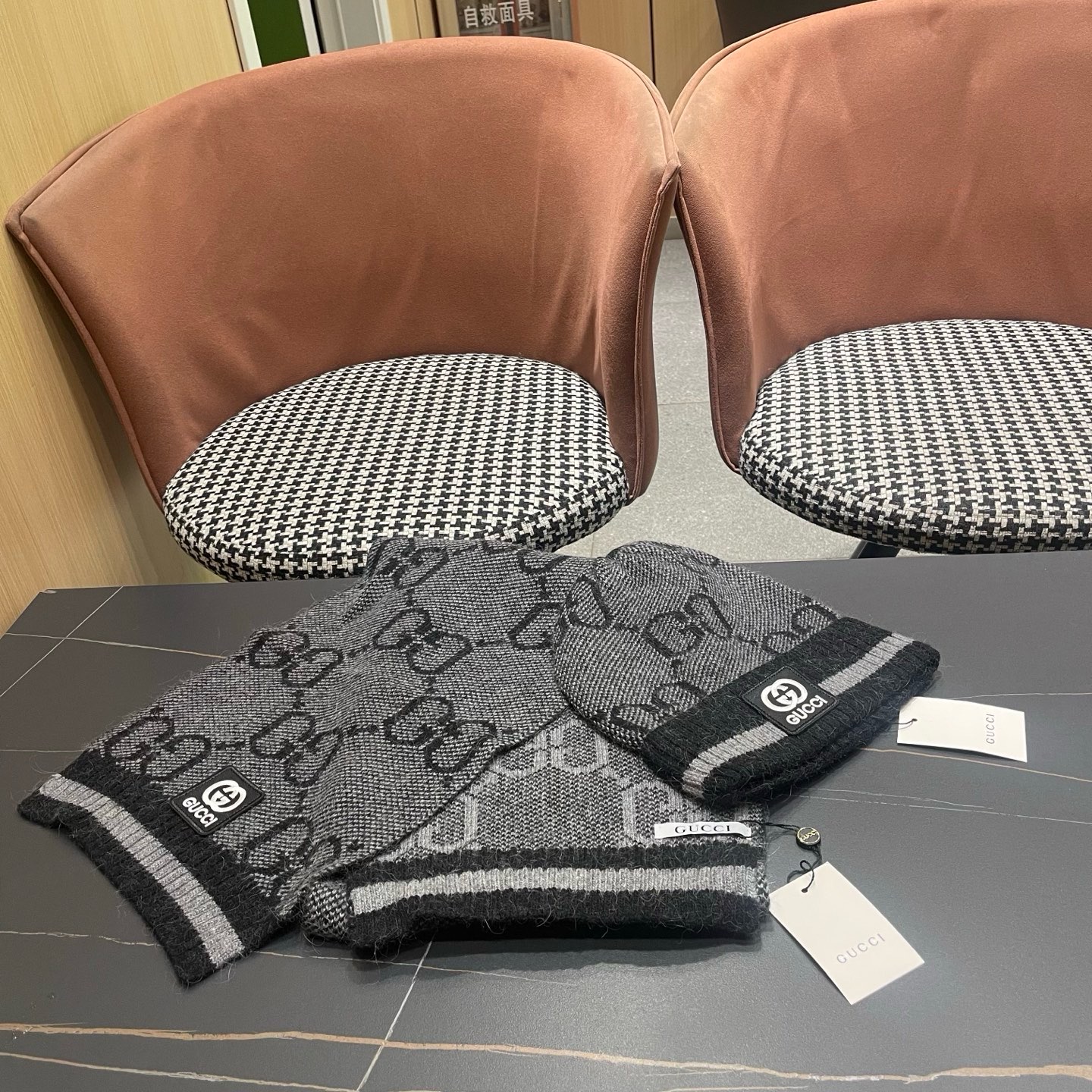 P215 GUCCI古奇套装&hearts;️兔绒+羊绒围巾帽子套装😍非常棒️👍保暖又时尚[怄火]简约大方[嘿哈][嘴唇]休闲有个性[耶]质感舒适柔软[爱心]毛球可卸下👌✌️百搭款💑男女通用💑😱情侣款哦😱[机智]