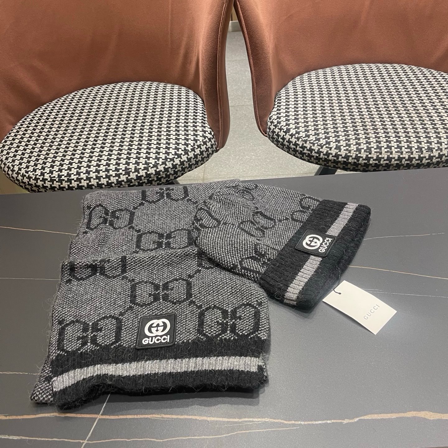 P215 GUCCI古奇套装&hearts;️兔绒+羊绒围巾帽子套装😍非常棒️👍保暖又时尚[怄火]简约大方[嘿哈][嘴唇]休闲有个性[耶]质感舒适柔软[爱心]毛球可卸下👌✌️百搭款💑男女通用💑😱情侣款哦😱[机智]