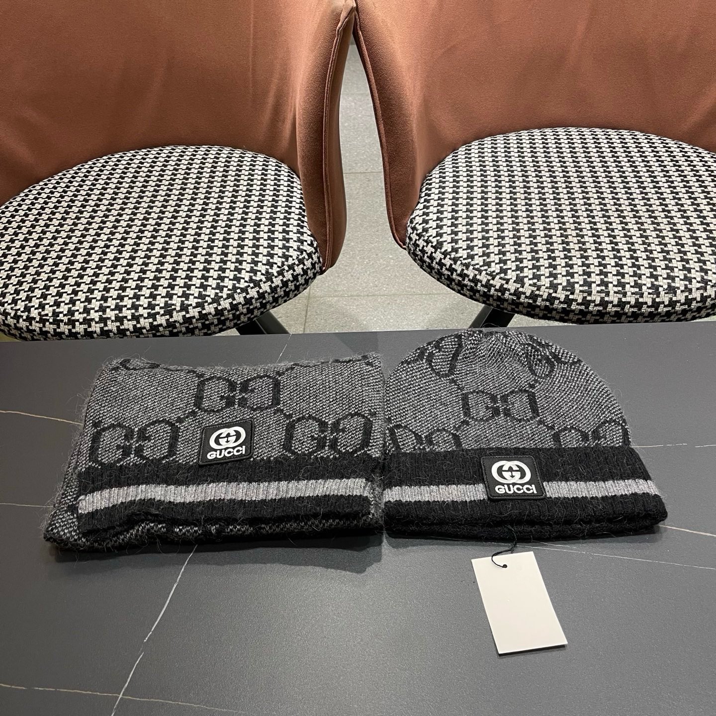 P215 GUCCI古奇套装&hearts;️兔绒+羊绒围巾帽子套装😍非常棒️👍保暖又时尚[怄火]简约大方[嘿哈][嘴唇]休闲有个性[耶]质感舒适柔软[爱心]毛球可卸下👌✌️百搭款💑男女通用💑😱情侣款哦😱[机智]