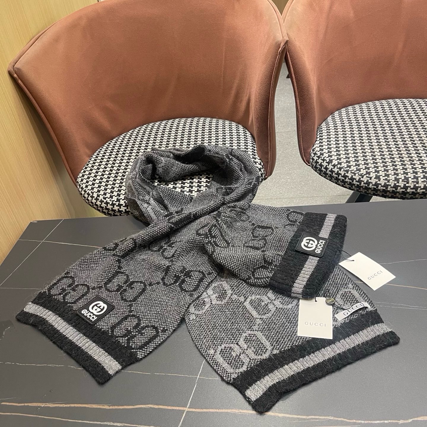 P215 GUCCI古奇套装&hearts;️兔绒+羊绒围巾帽子套装😍非常棒️👍保暖又时尚[怄火]简约大方[嘿哈][嘴唇]休闲有个性[耶]质感舒适柔软[爱心]毛球可卸下👌✌️百搭款💑男女通用💑😱情侣款哦😱[机智]