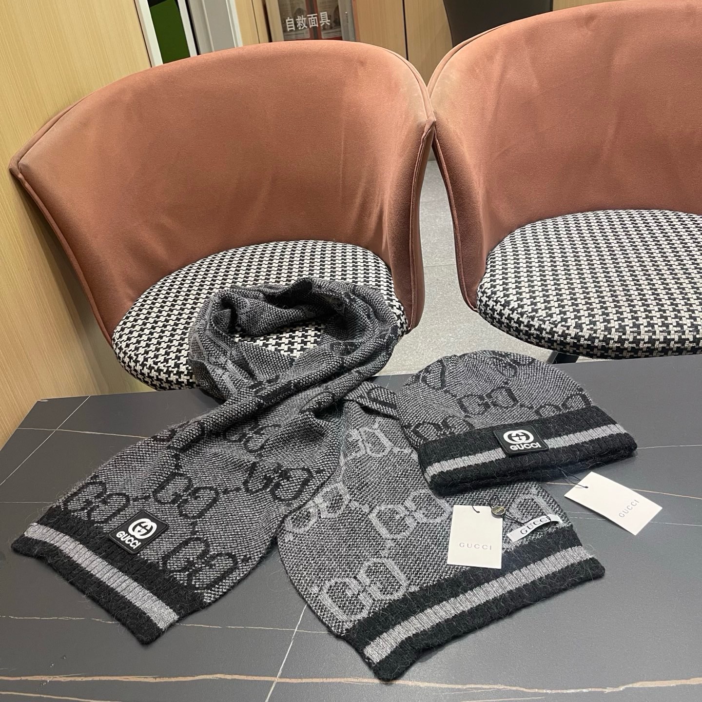 P215 GUCCI古奇套装&hearts;️兔绒+羊绒围巾帽子套装😍非常棒️👍保暖又时尚[怄火]简约大方[嘿哈][嘴唇]休闲有个性[耶]质感舒适柔软[爱心]毛球可卸下👌✌️百搭款💑男女通用💑😱情侣款哦😱[机智]