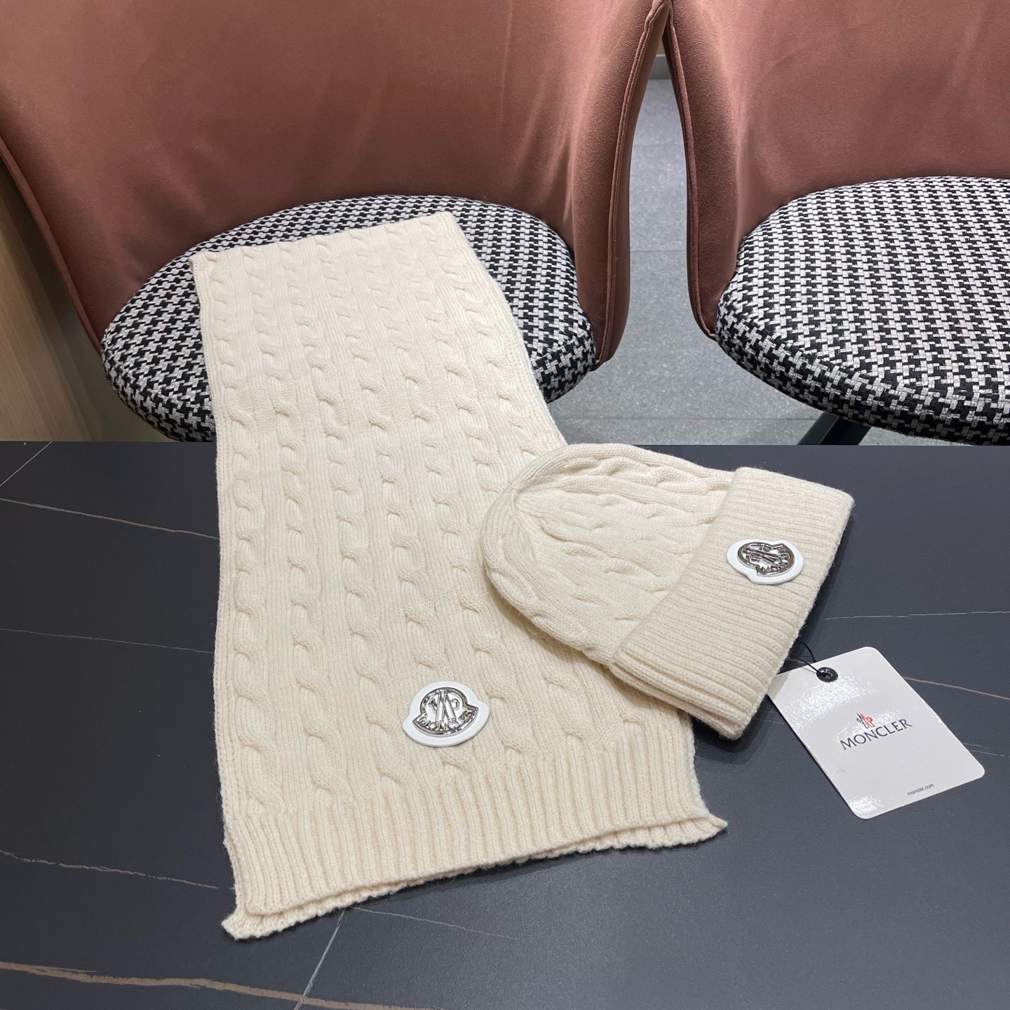 P165 MONCLER（蒙口）新款围巾帽子两件套😍 保暖又时尚👍休闲百搭