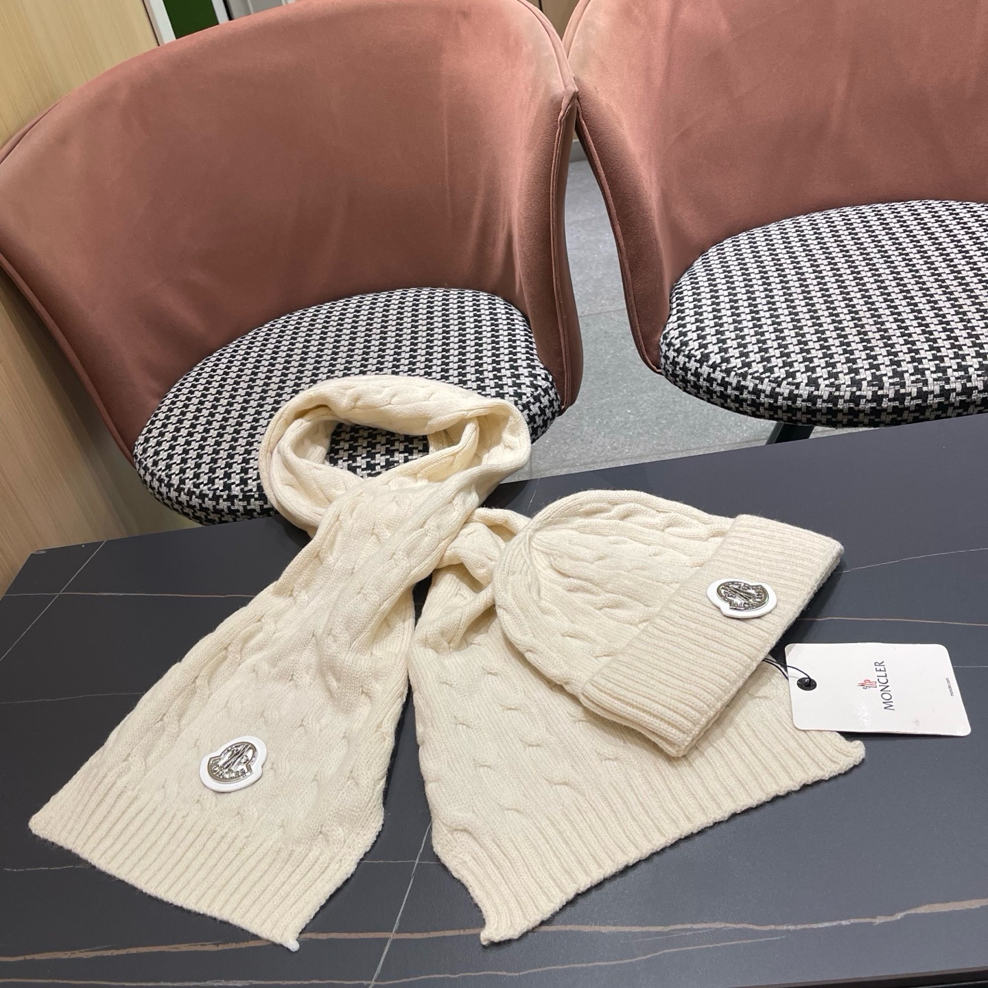 P165 MONCLER（蒙口）新款围巾帽子两件套😍 保暖又时尚👍休闲百搭