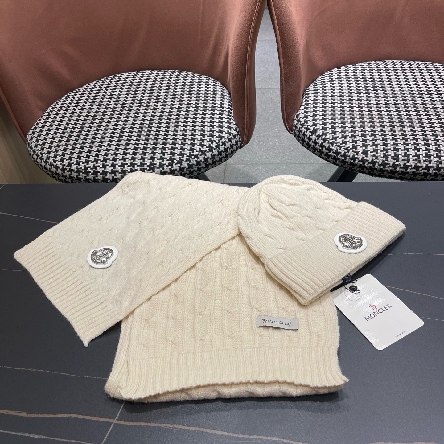 P165 MONCLER（蒙口）新款围巾帽子两件套😍 保暖又时尚👍休闲百搭