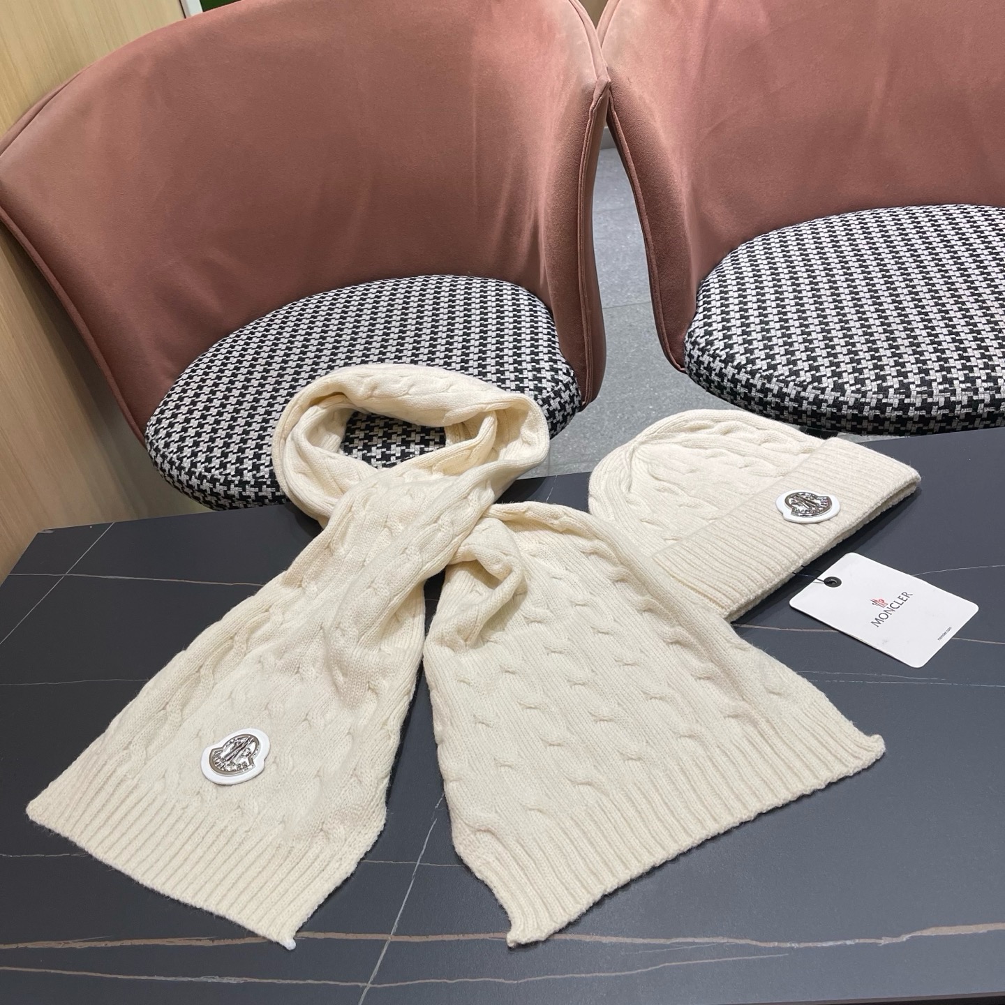 P165 MONCLER（蒙口）新款围巾帽子两件套😍 保暖又时尚👍休闲百搭
