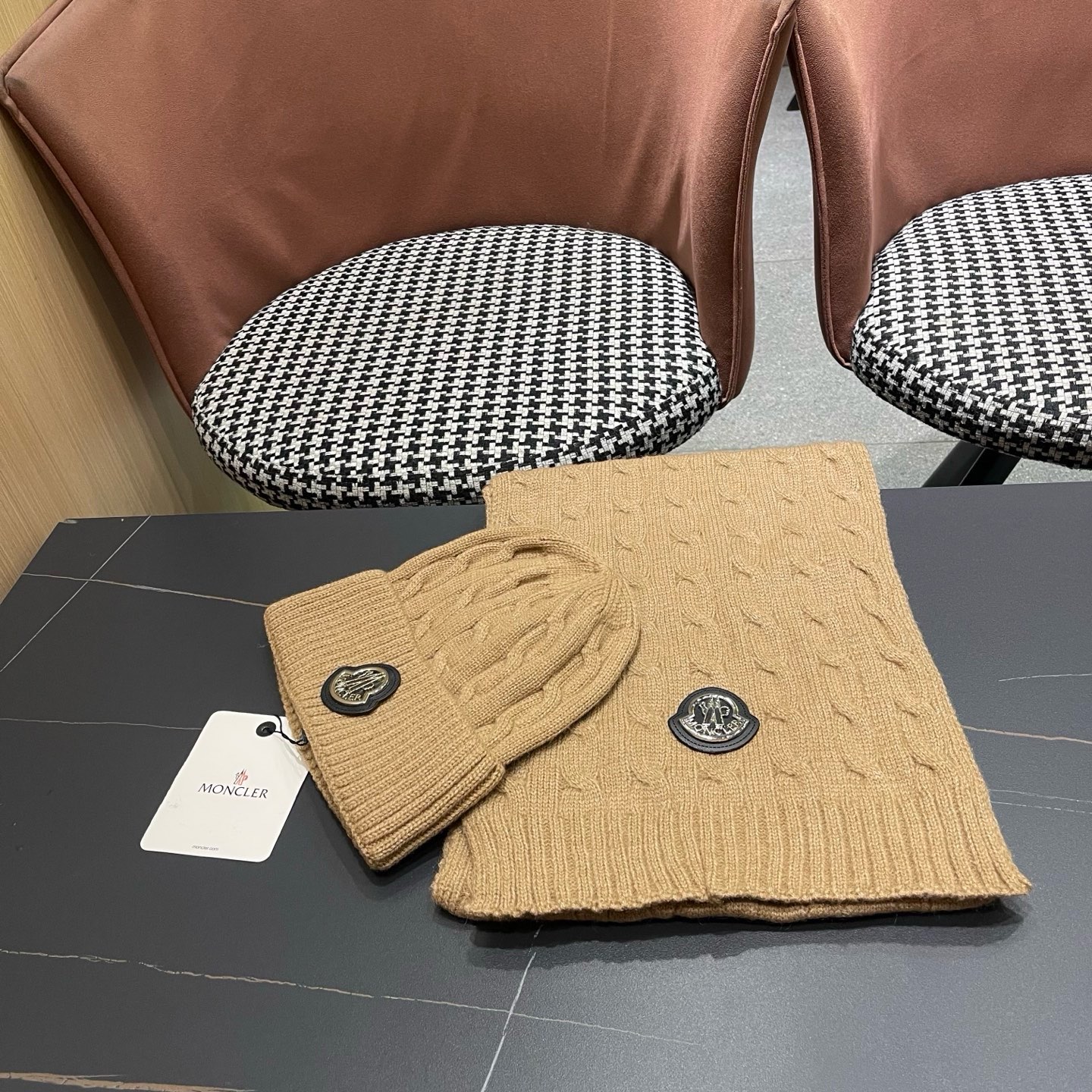 P165 MONCLER（蒙口）新款围巾帽子两件套😍 保暖又时尚👍休闲百搭